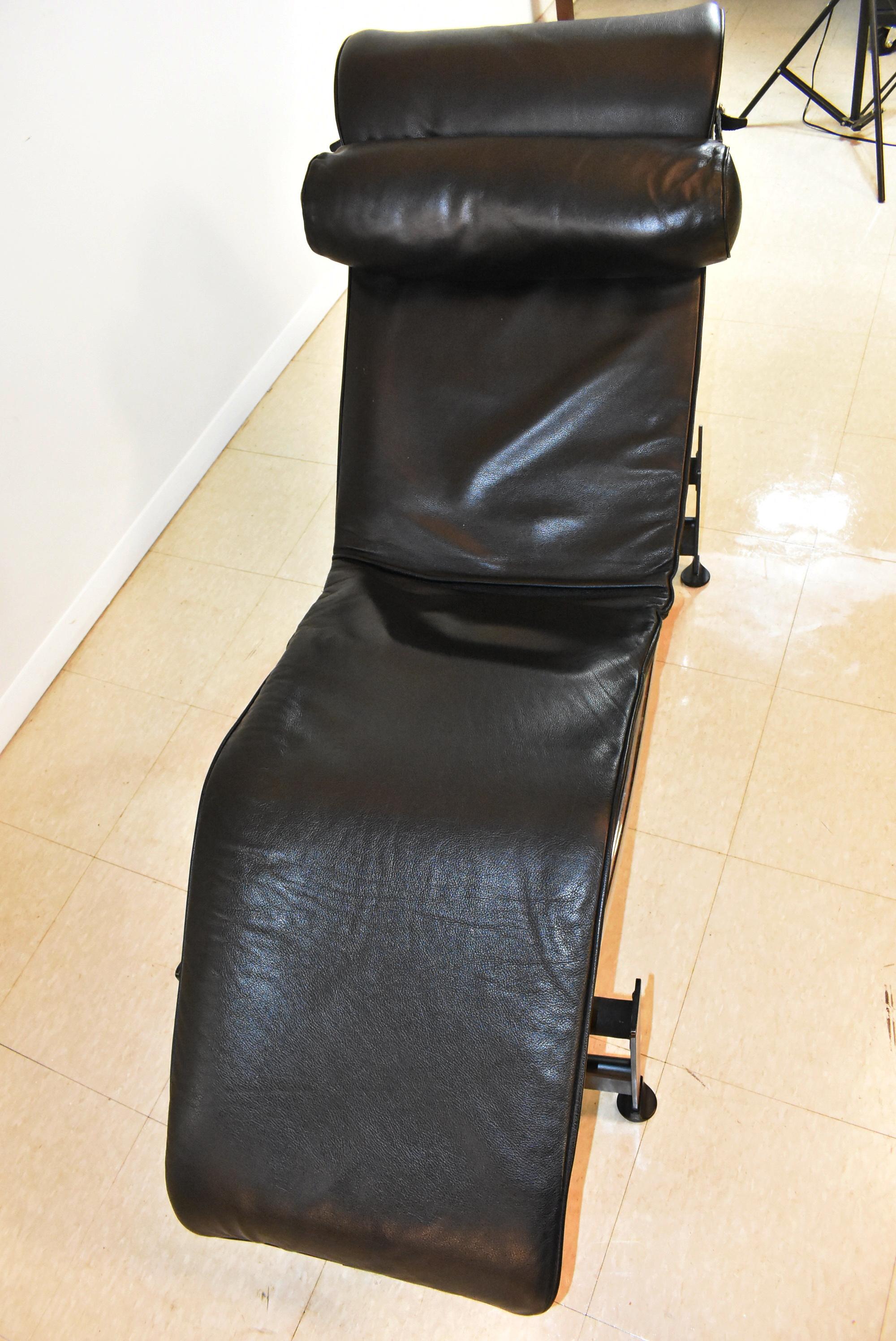 20th Century Le Corbusier LC4 Black Leather Chaise Lounge Chair By Cassina