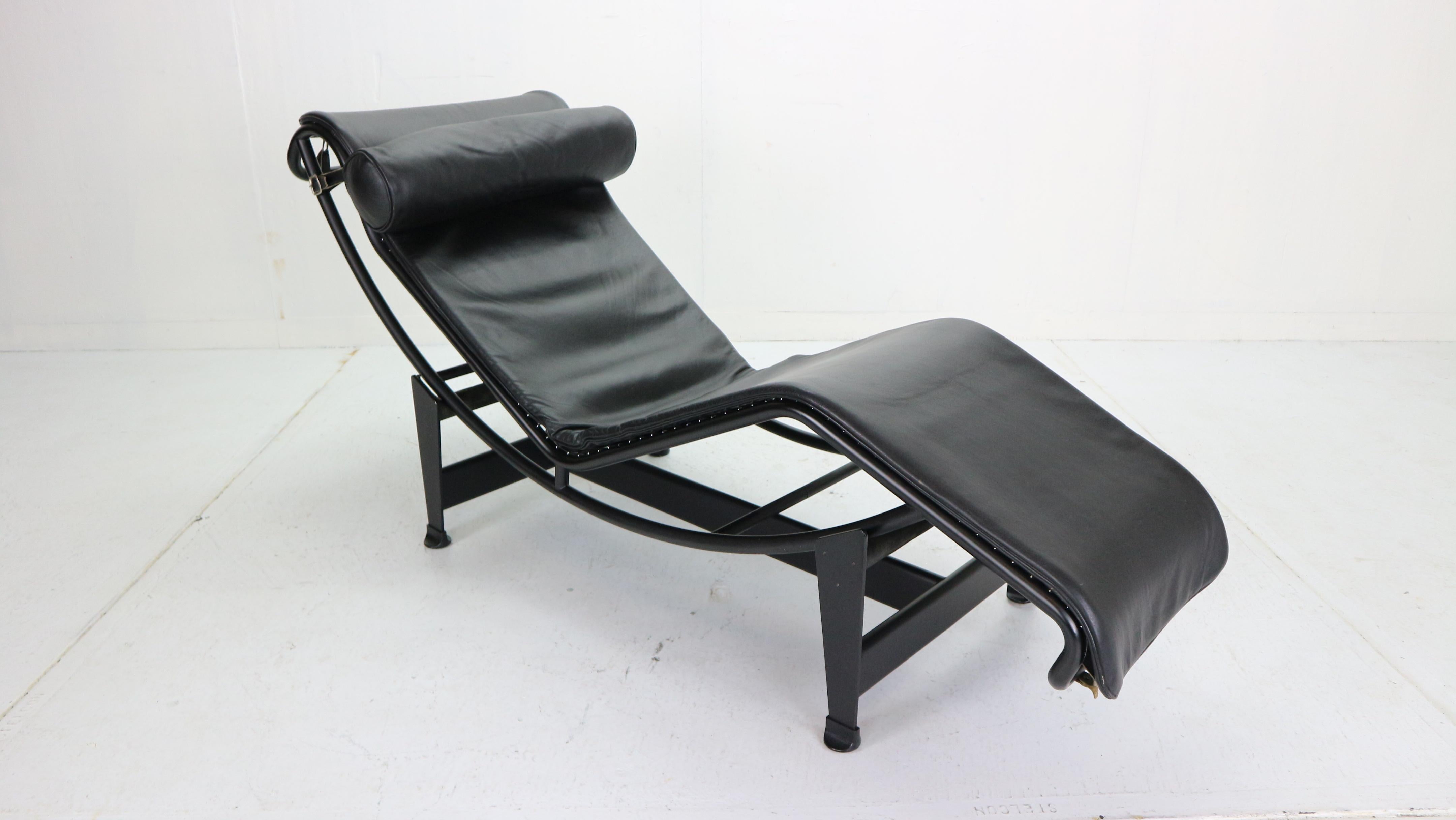 chaise lounge chairs