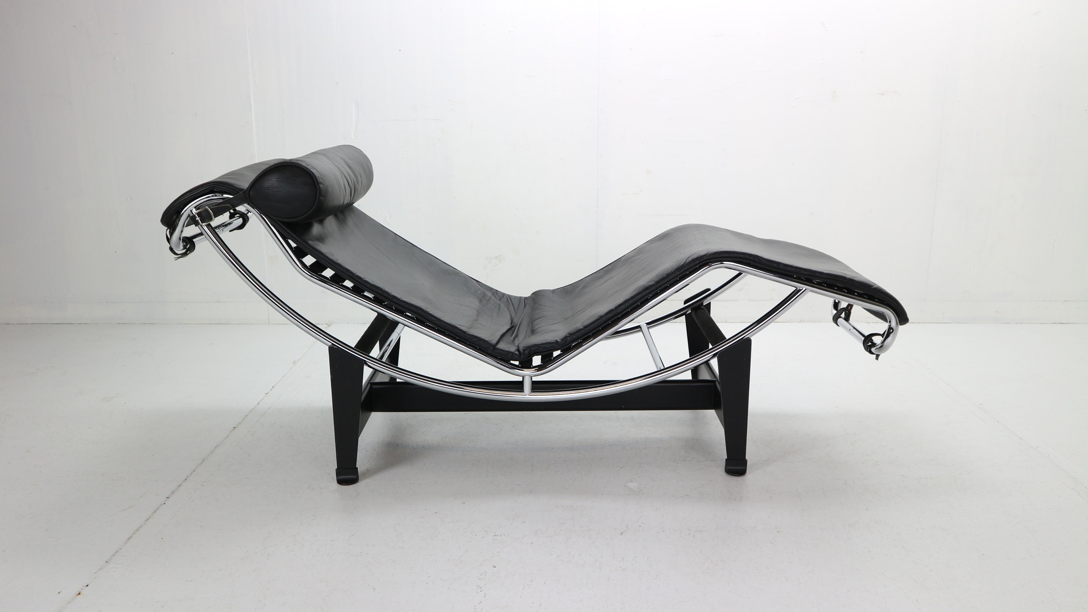 Designed by Le Corbusier, Pierre Jeanneret and Charlotte Perriand in 1928 and made famous since 1965 by Cassina. 
LC4 is a chaise lounge with variable inclination with cradle in polished chromed steel and pedestal in black painted steel.
Mattress
