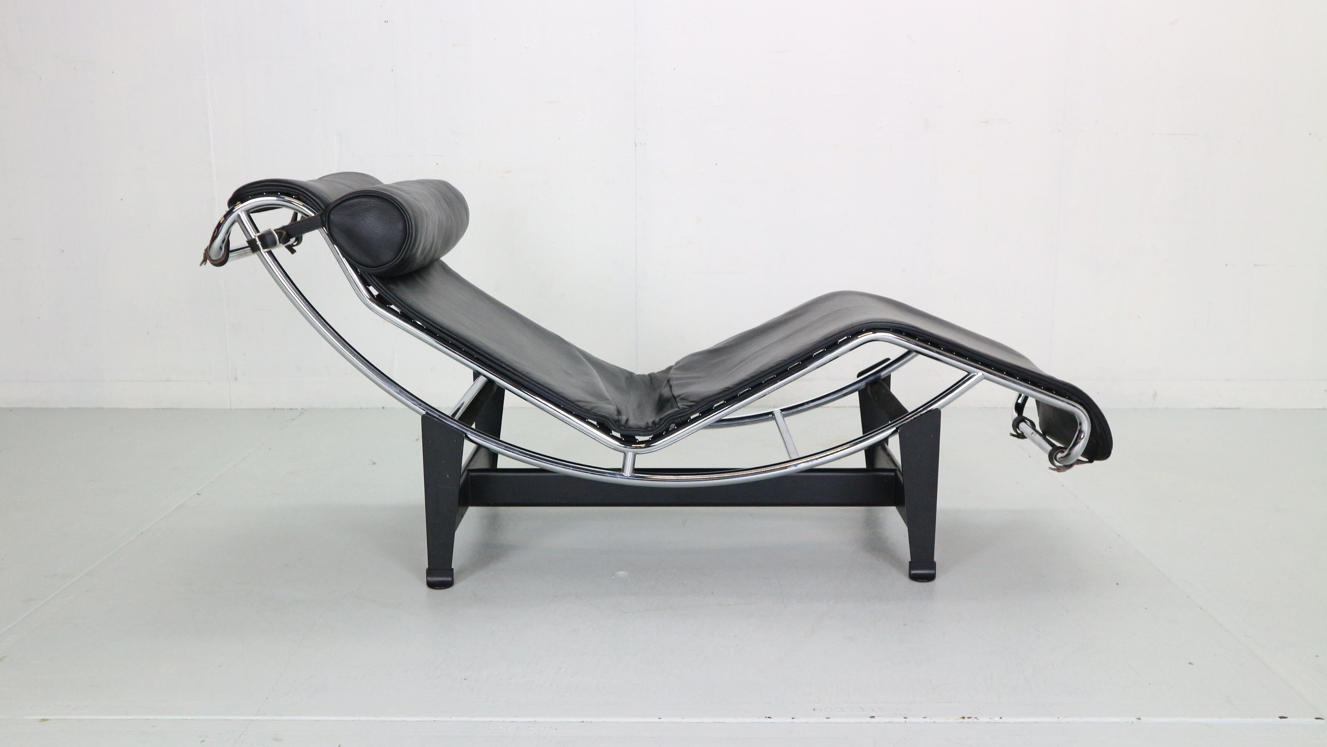 Designed by Le Corbusier, Pierre Jeanneret and Charlotte Perriand in 1928 and made famous since 1965 by Cassina. 
LC4 is a chaise lounge with variable inclination with cradle in polished chromed steel and pedestal in black painted steel.
Mattress