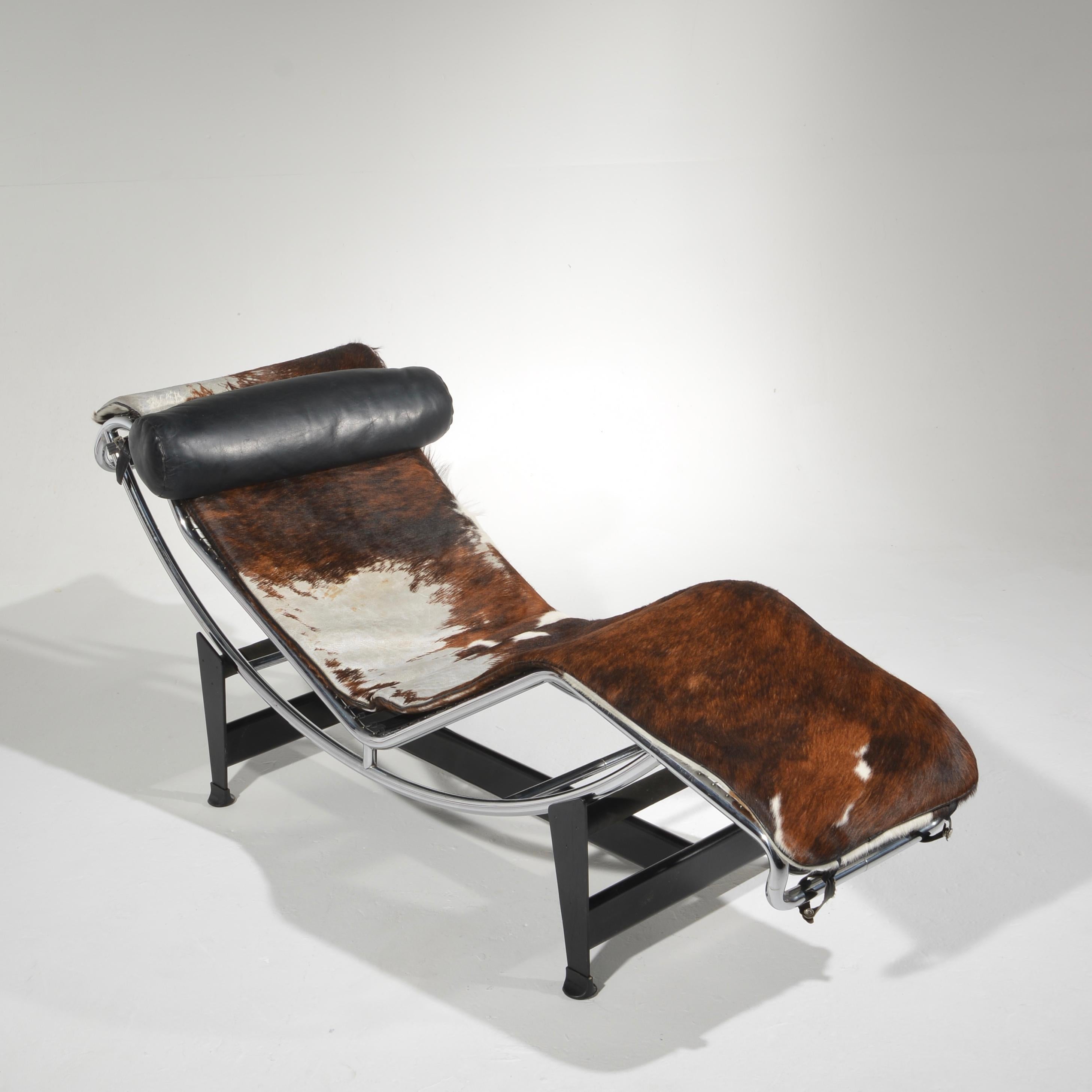 Early Le Corbusier LC4 chaise lounge daybed with three color cowhide for Cassina.

 