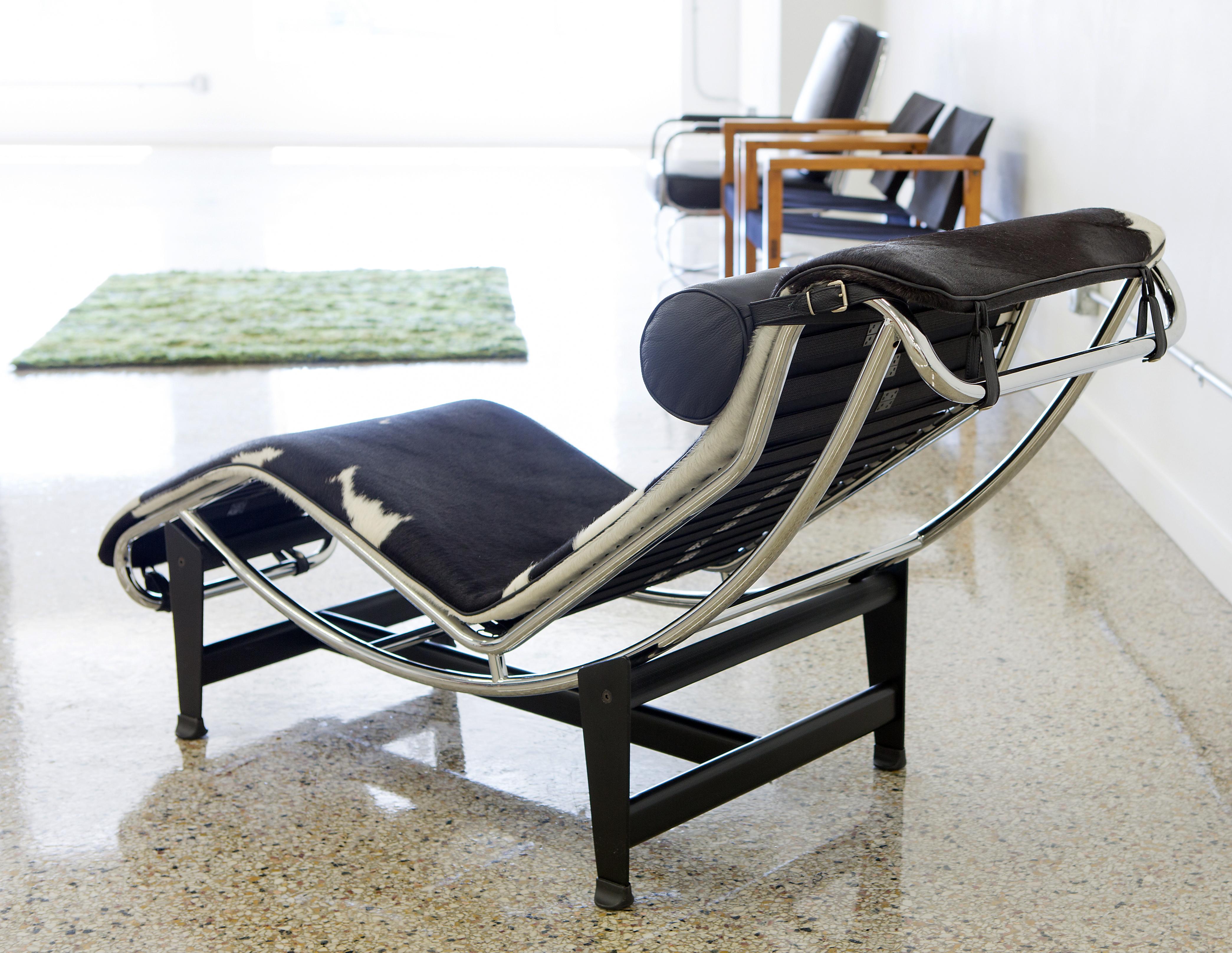 Bauhaus Le Corbusier LC4 Chaise with Chrome Frame, Natural Hide by Gordon International For Sale