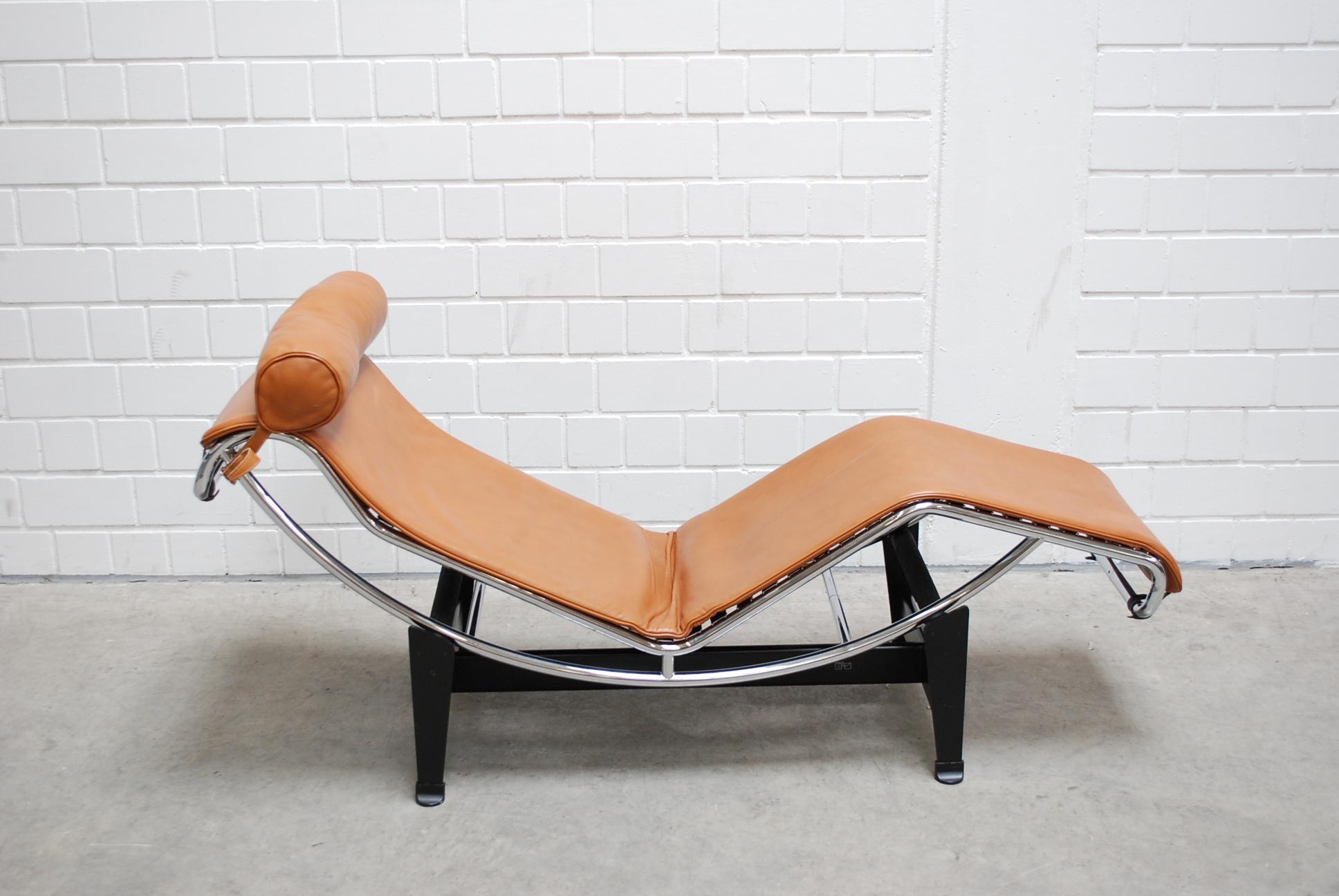 This LC4 chaiselongue in cognac brandy leather was designed by Le Corbusier/ Pierre Jeanneret/ Charlotte Perriand and produced by Cassina.
It features the classic chrome steel frame and a black industrial base. Manufactured in the 1980s.
Very good