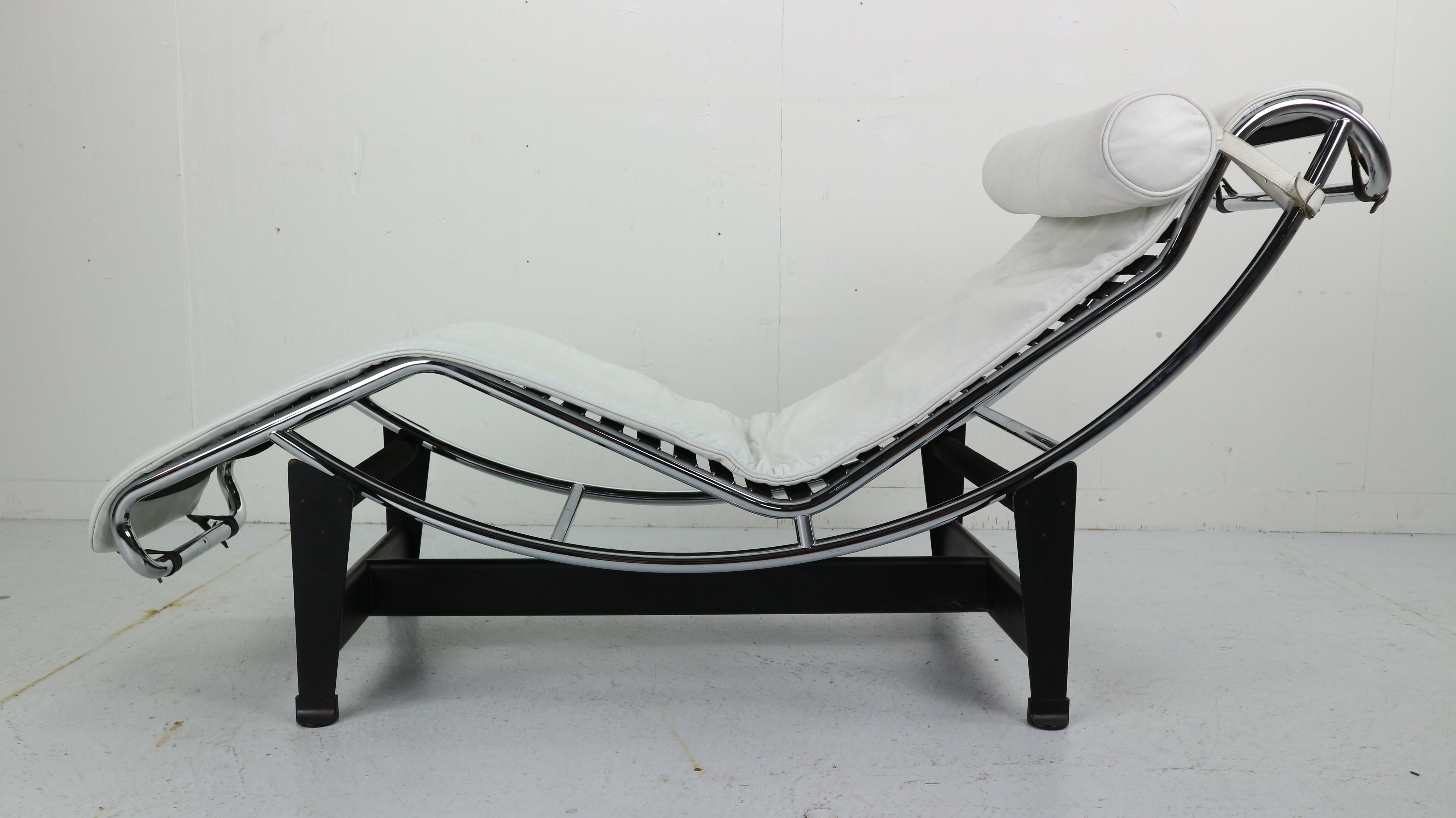 Beautiful white leather LC4 chaise longue. Designed by Le Corbusier/ Pierre Jeanneret/ Charlotte Perriand and produced by Cassina. It features the Classic chrome steel frame and a black Industrial base. Serialnumber 26165. Produced early 1980s in a