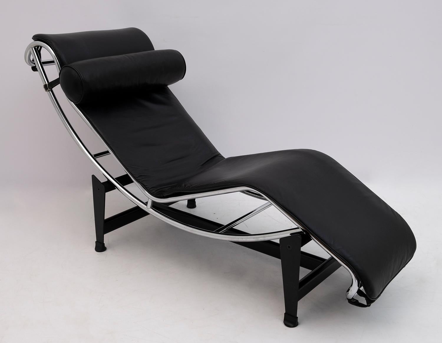 Variable inclination chaise longue with cradle in polished trivalent chromed steel (CR3). Black painted steel pedestal. Made in the Le Corbusier style.

Le Corbusier, Pierre Jeanneret, Charlotte Perriand
Designed in 1928 and made famous by