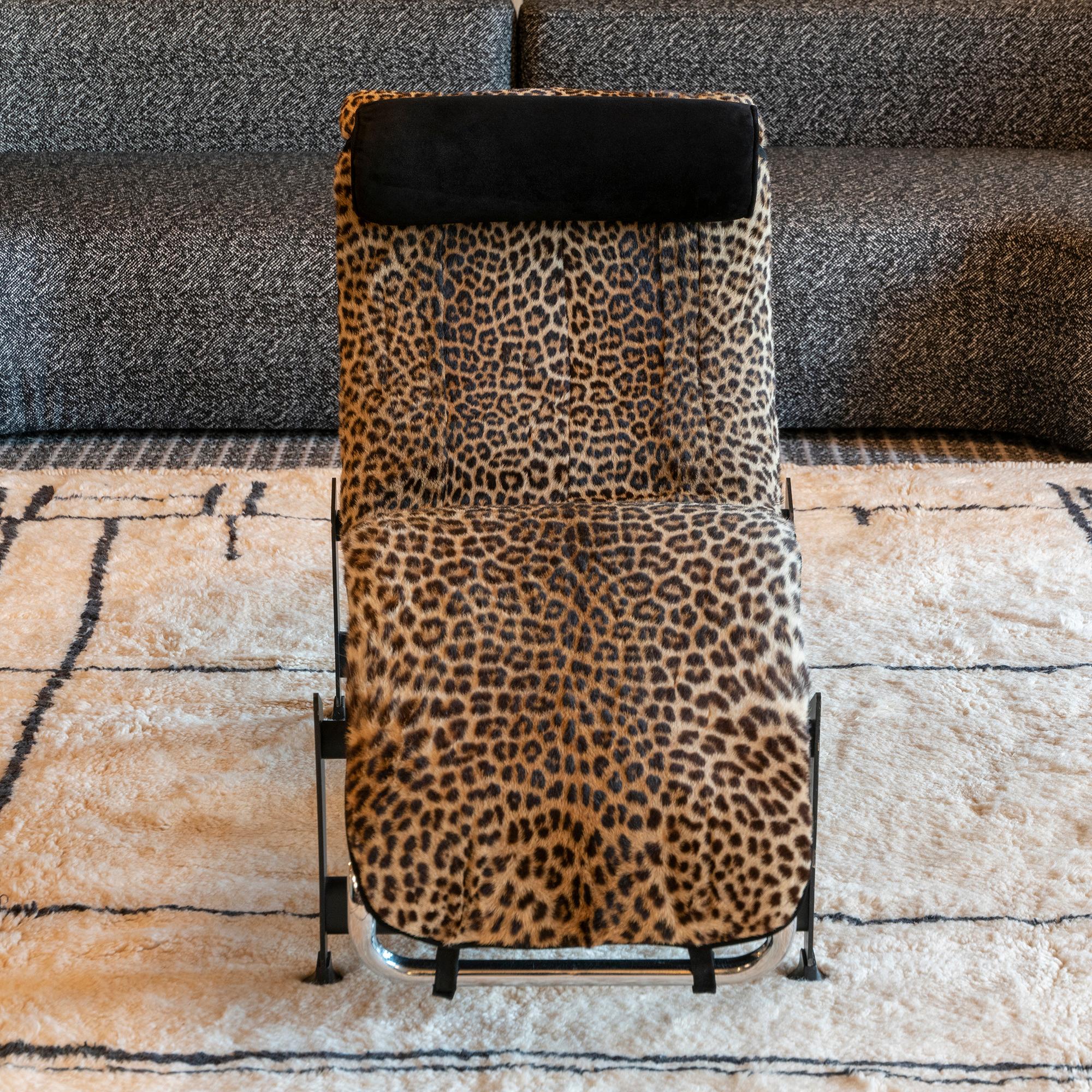 Modern Le Corbusier LC4 Lounge Chair in Leopard Skin and Black Suede, Italy, 1970s For Sale