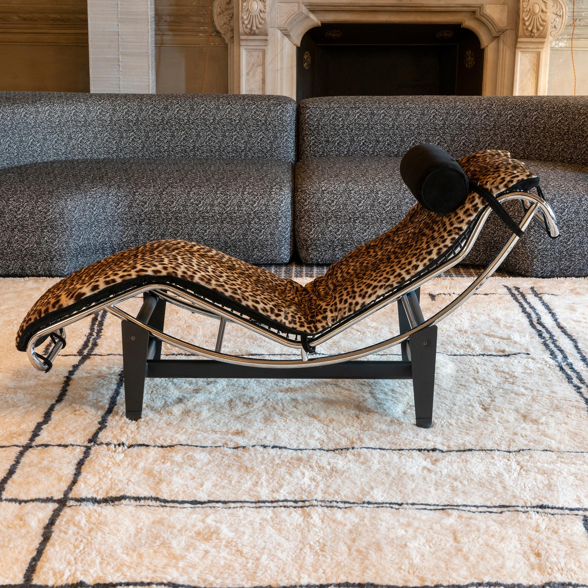 Italian Le Corbusier LC4 Lounge Chair in Leopard Skin and Black Suede, Italy, 1970s For Sale