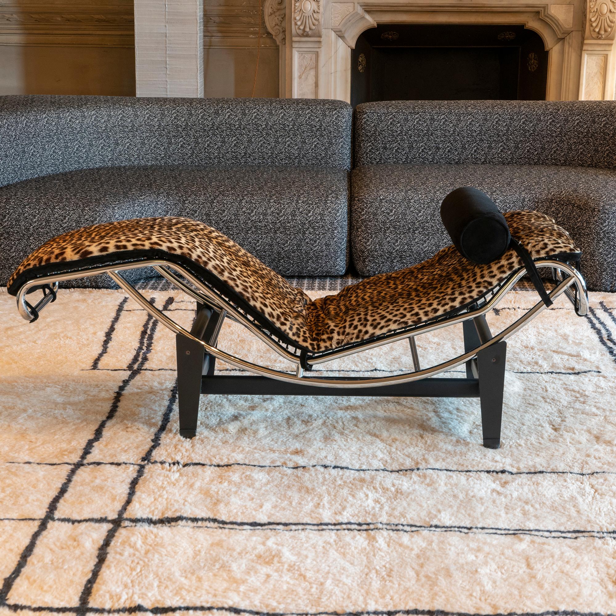 Le Corbusier LC4 Lounge Chair in Leopard Skin and Black Suede, Italy, 1970s In Good Condition For Sale In Firenze, IT