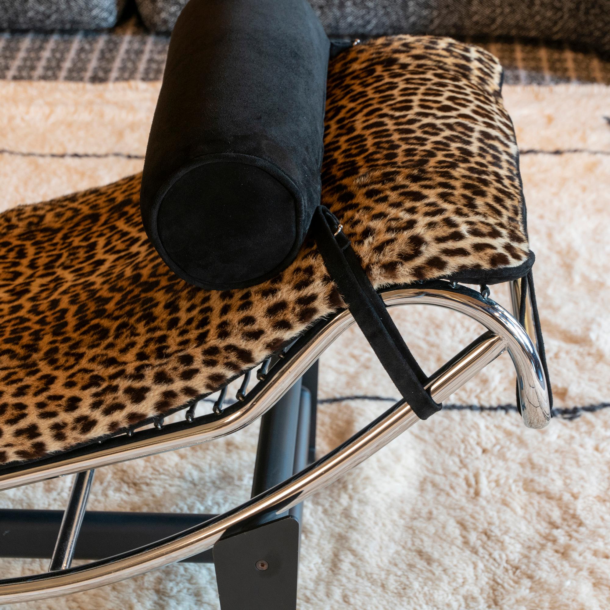 Late 20th Century Le Corbusier LC4 Lounge Chair in Leopard Skin and Black Suede, Italy, 1970s For Sale
