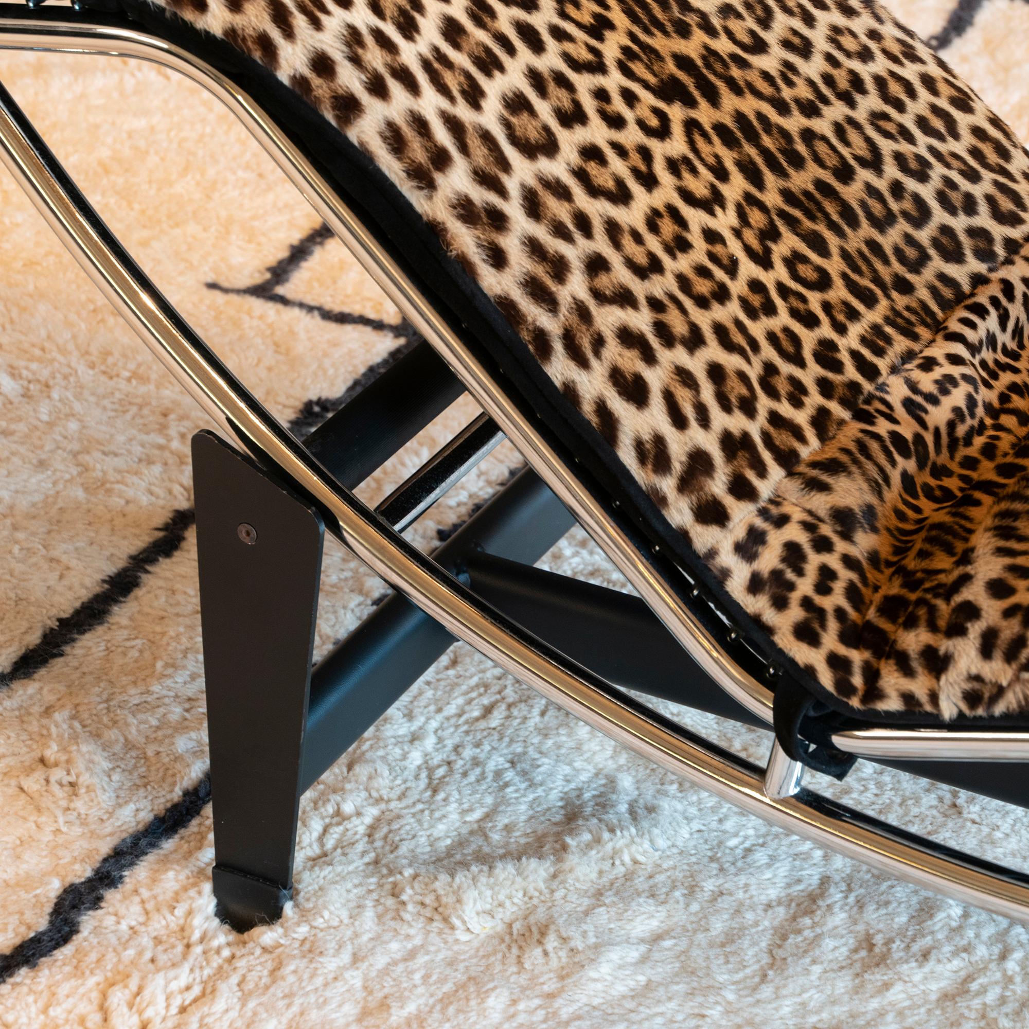 Steel Le Corbusier LC4 Lounge Chair in Leopard Skin and Black Suede, Italy, 1970s For Sale