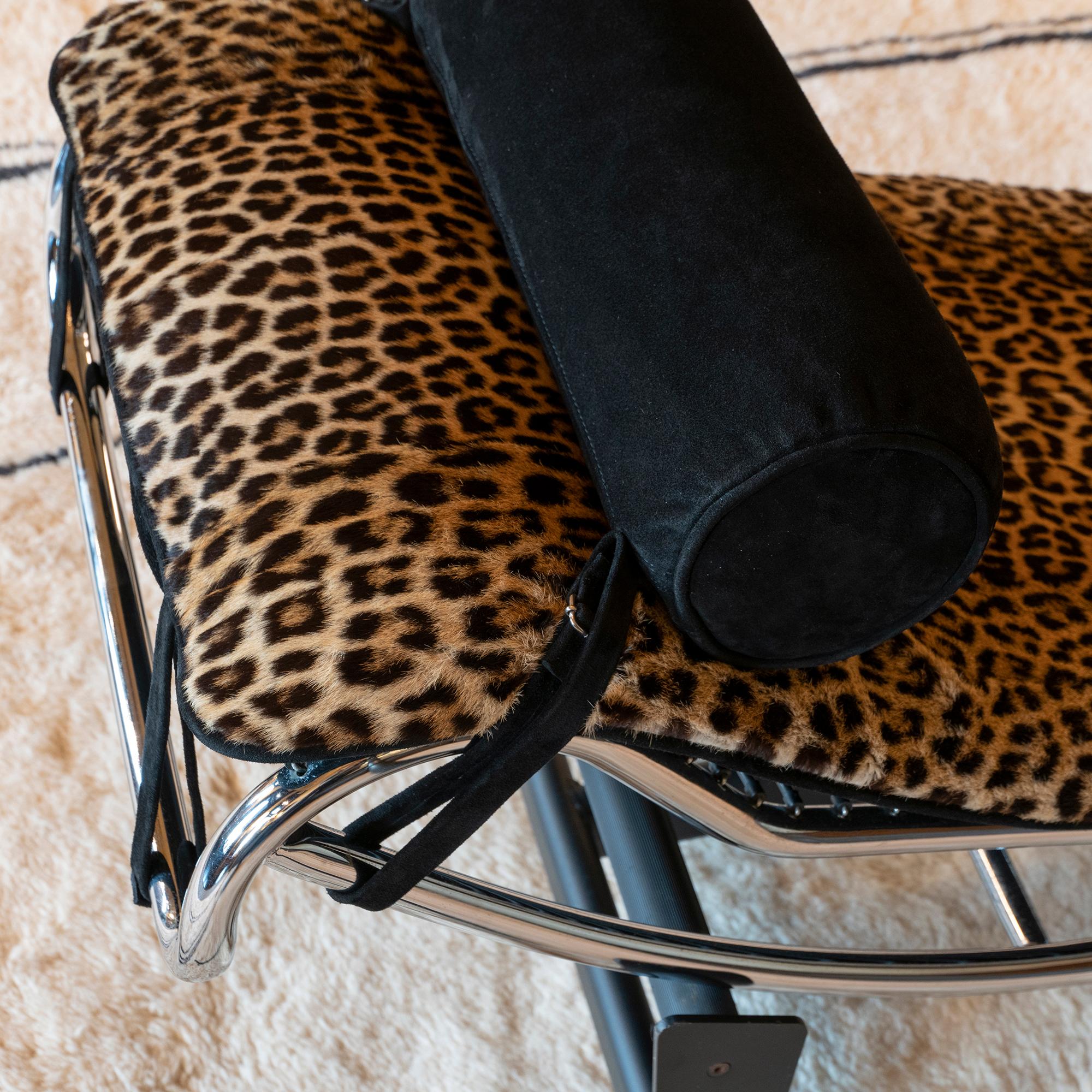 Le Corbusier LC4 Lounge Chair in Leopard Skin and Black Suede, Italy, 1970s For Sale 1