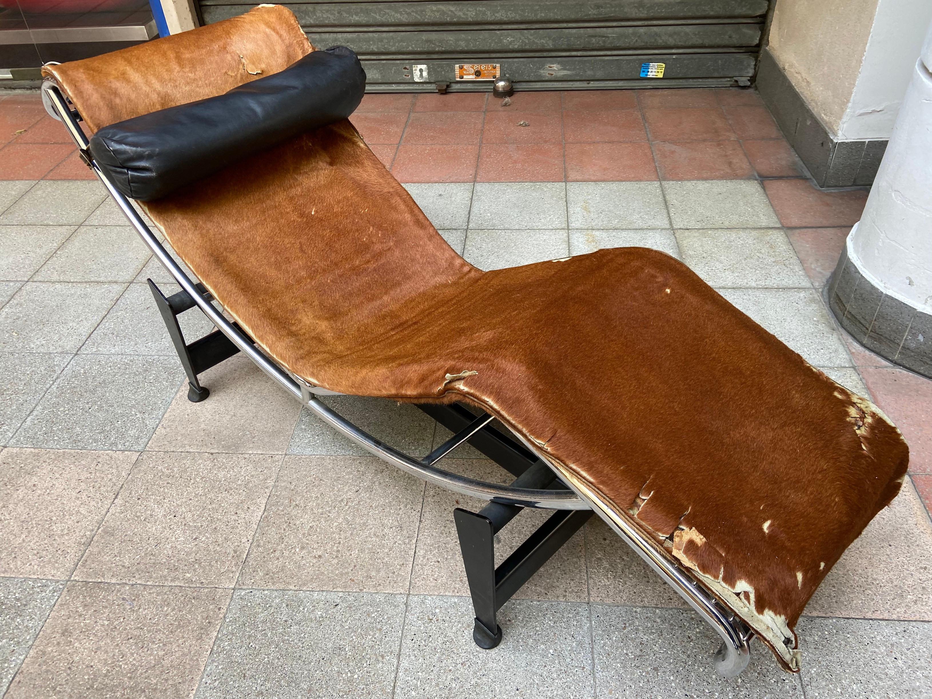 Rare LC4 original beige cowhide and original grained leather - Le Corbusier
Original foot and frame

1966

Signature and number 827 engraved on the frame

Measures: D 157 cm W 55 cm H 71 cm.