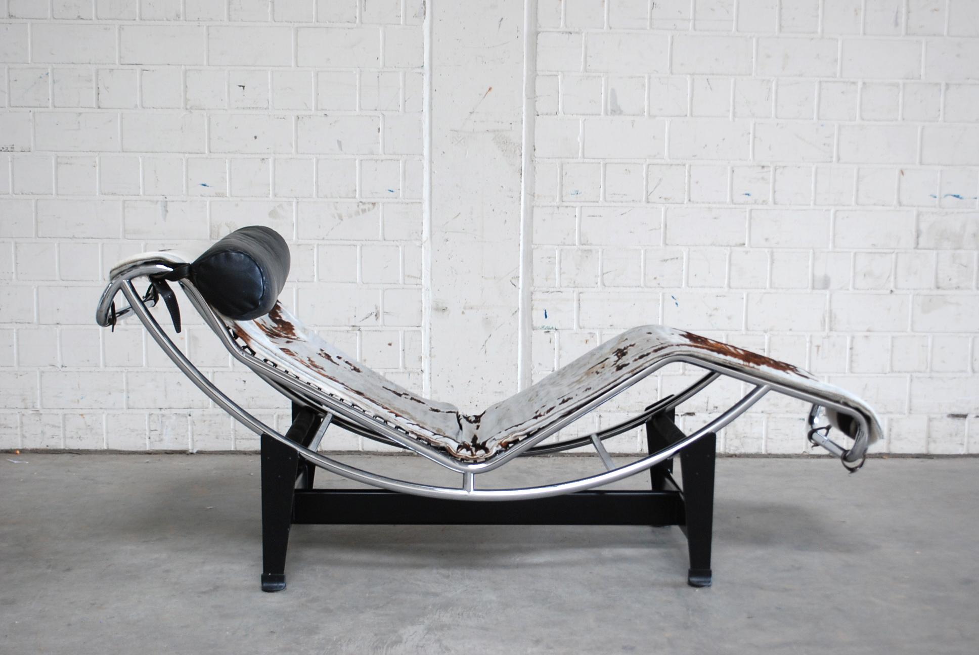 This LC4 chaise longue in was designed by Le Corbusier/ Pierre Jeanneret/ Charlotte Perriand and produced by Cassina.
It features the classic chrome steel frame and a black industrial base.
First early production in the period 1970-1974 with