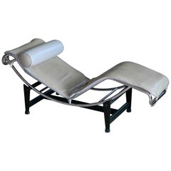Chaise im LC4-Stil von Le Corbusier aus grauem Straußenleder