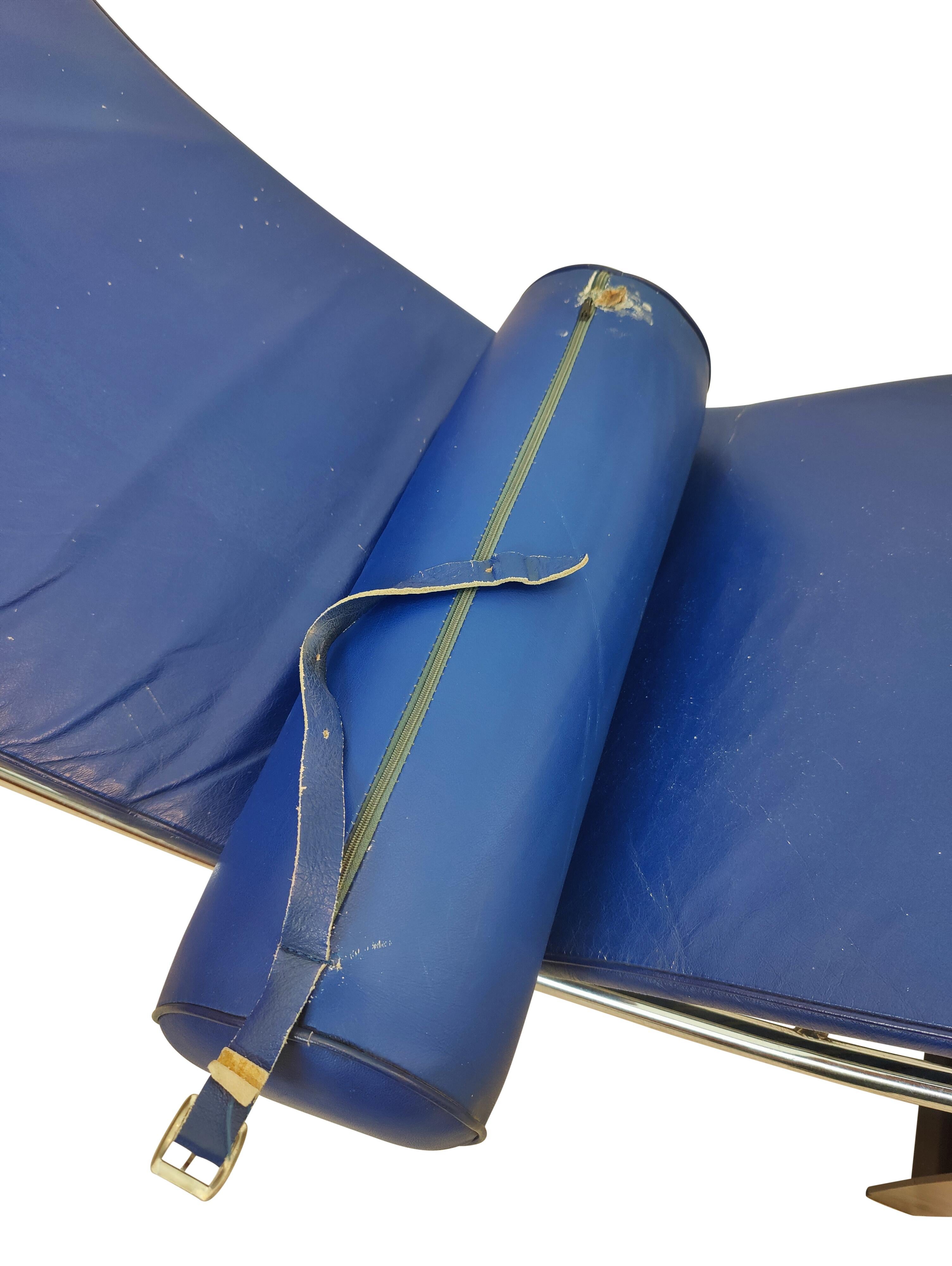 Le Corbusier LC4 Style Chaise Lounge with Blue Leather In Good Condition For Sale In Darmstadt, DE