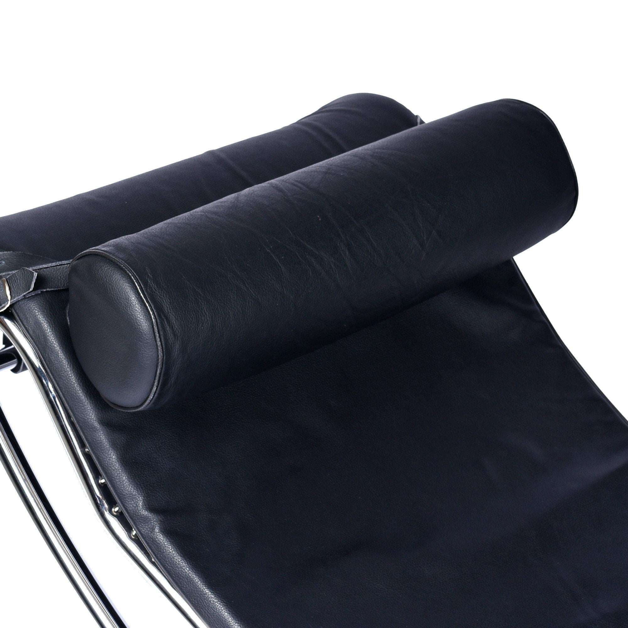 Riproduzione in stile Le Corbusier Lc4 della chaise longue regolabile in pelle nera in vendita 4
