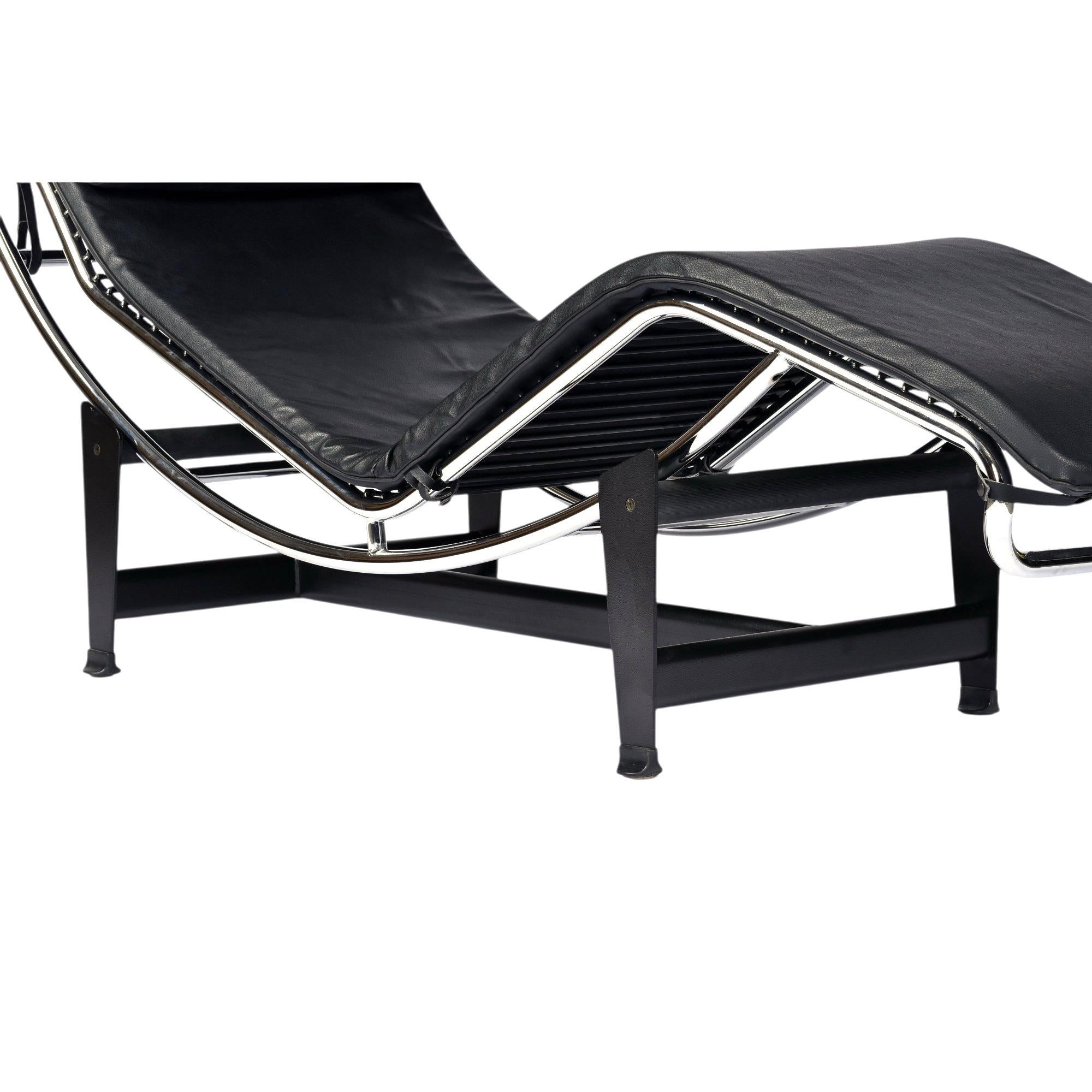 Riproduzione in stile Le Corbusier Lc4 della chaise longue regolabile in pelle nera in vendita 7