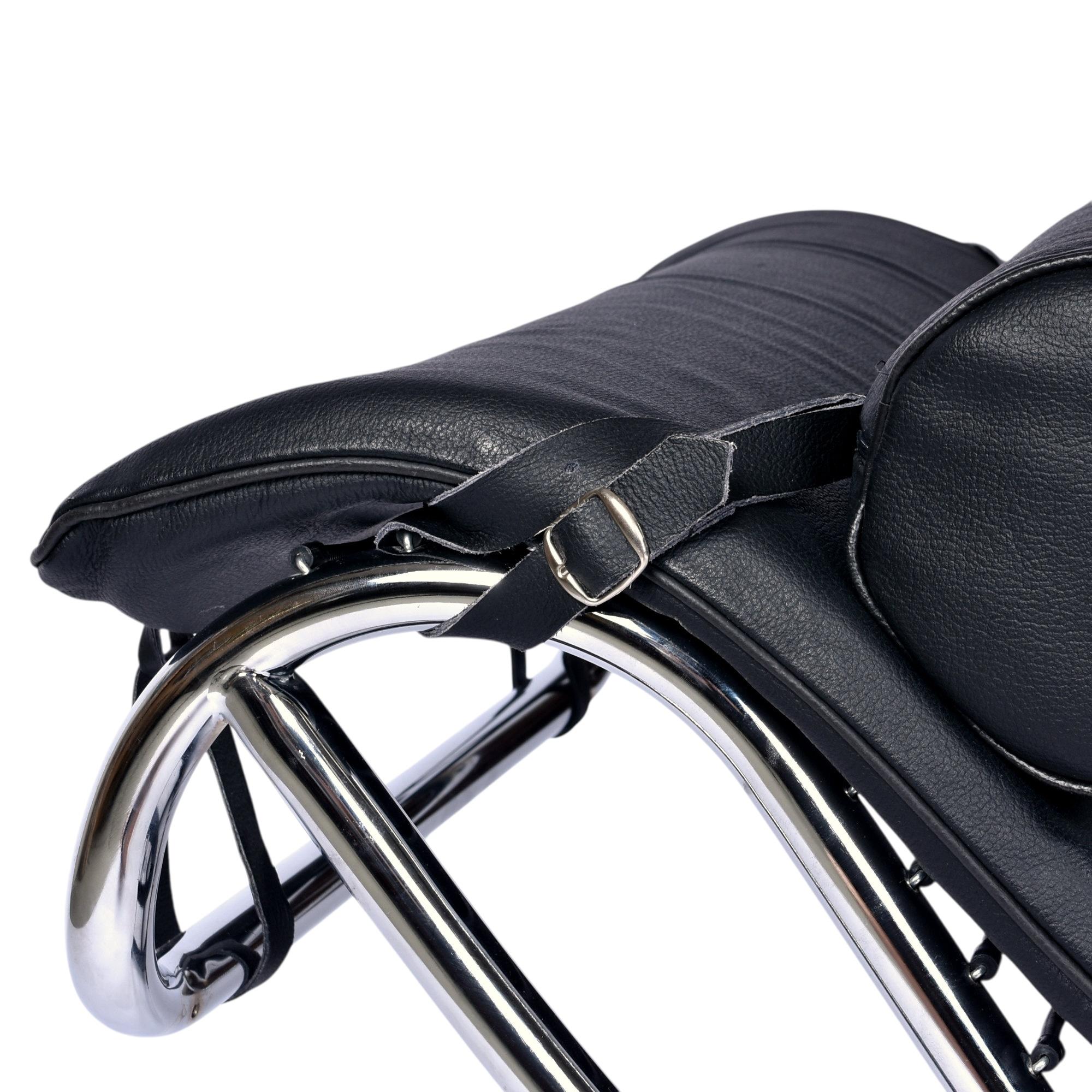 Riproduzione in stile Le Corbusier Lc4 della chaise longue regolabile in pelle nera in vendita 8