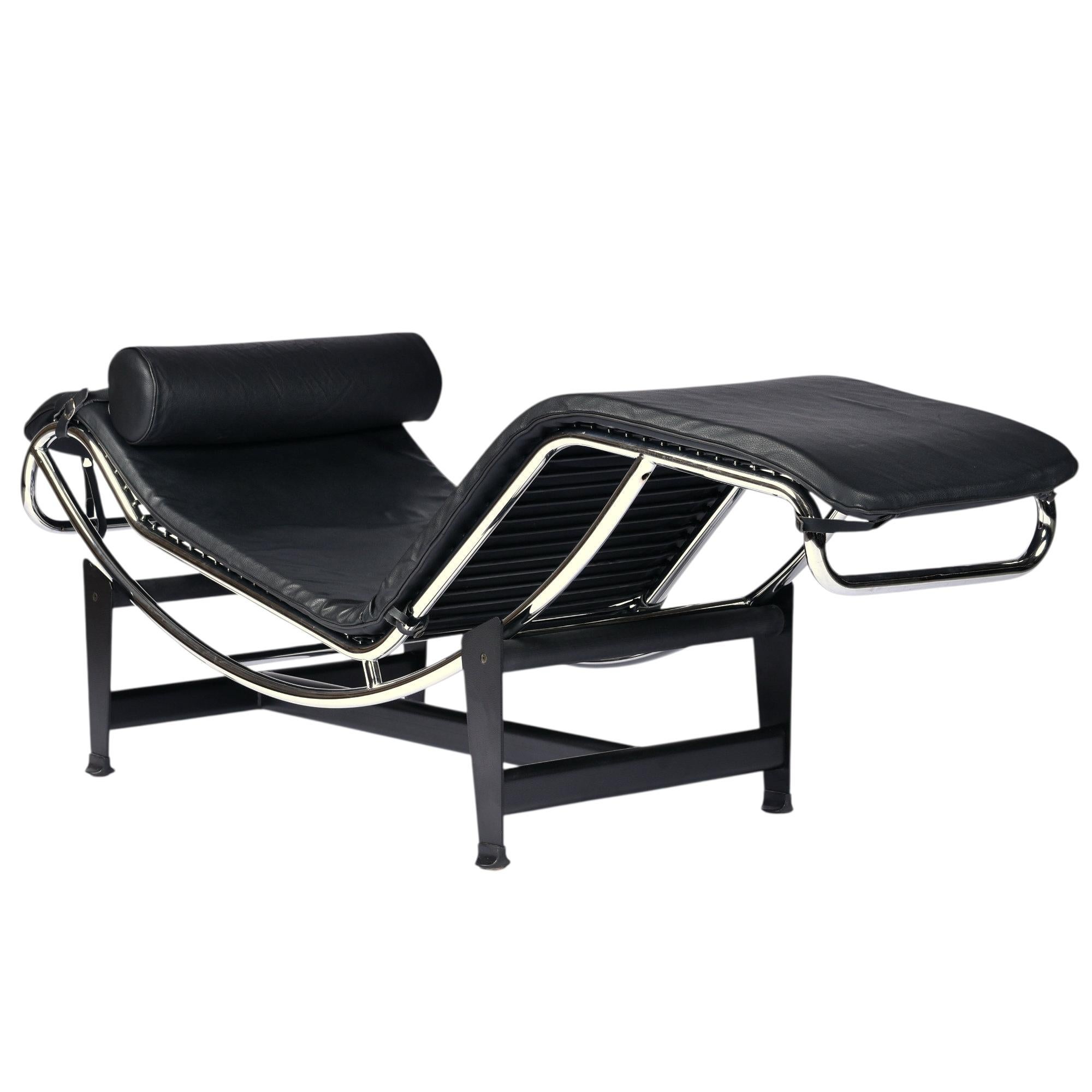 Riproduzione in stile Le Corbusier Lc4 della chaise longue regolabile in pelle nera in vendita 9