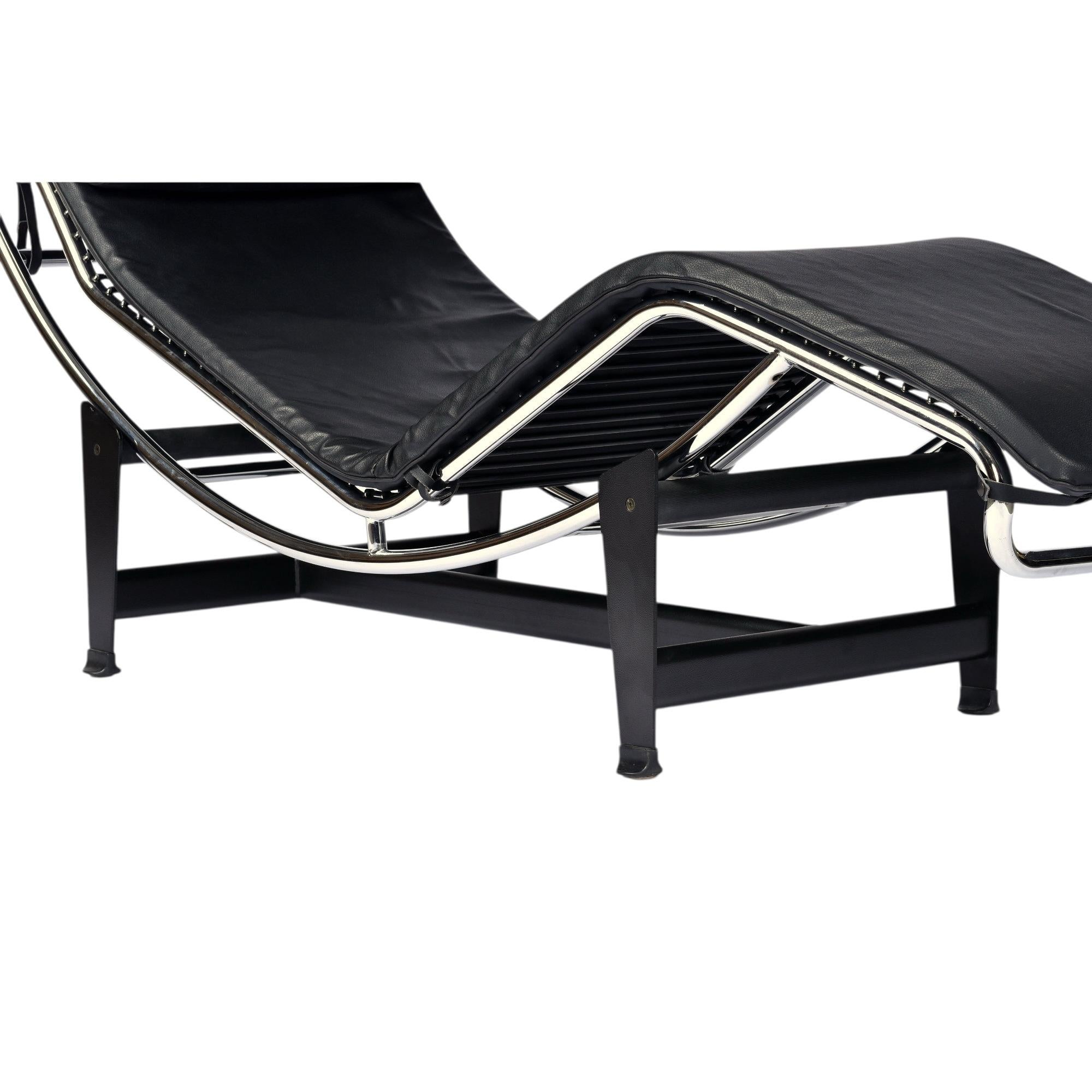Riproduzione in stile Le Corbusier Lc4 della chaise longue regolabile in pelle nera in vendita 10