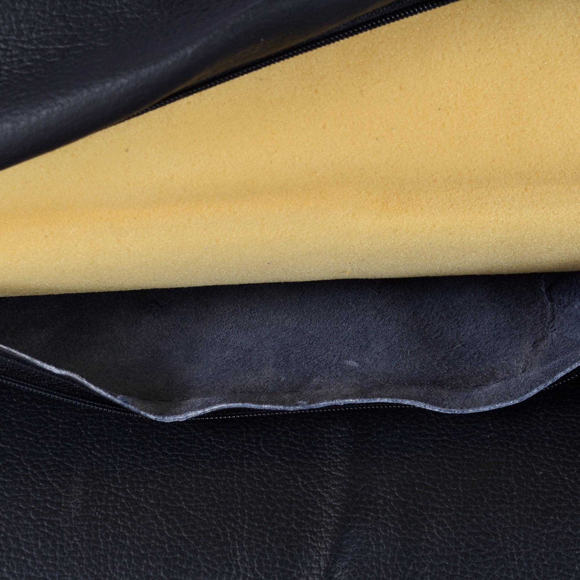 Riproduzione in stile Le Corbusier Lc4 della chaise longue regolabile in pelle nera in vendita 11