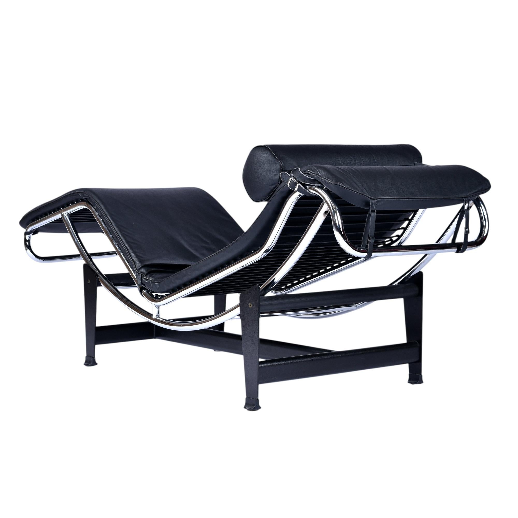 Mid-Century moderno Riproduzione in stile Le Corbusier Lc4 della chaise longue regolabile in pelle nera in vendita
