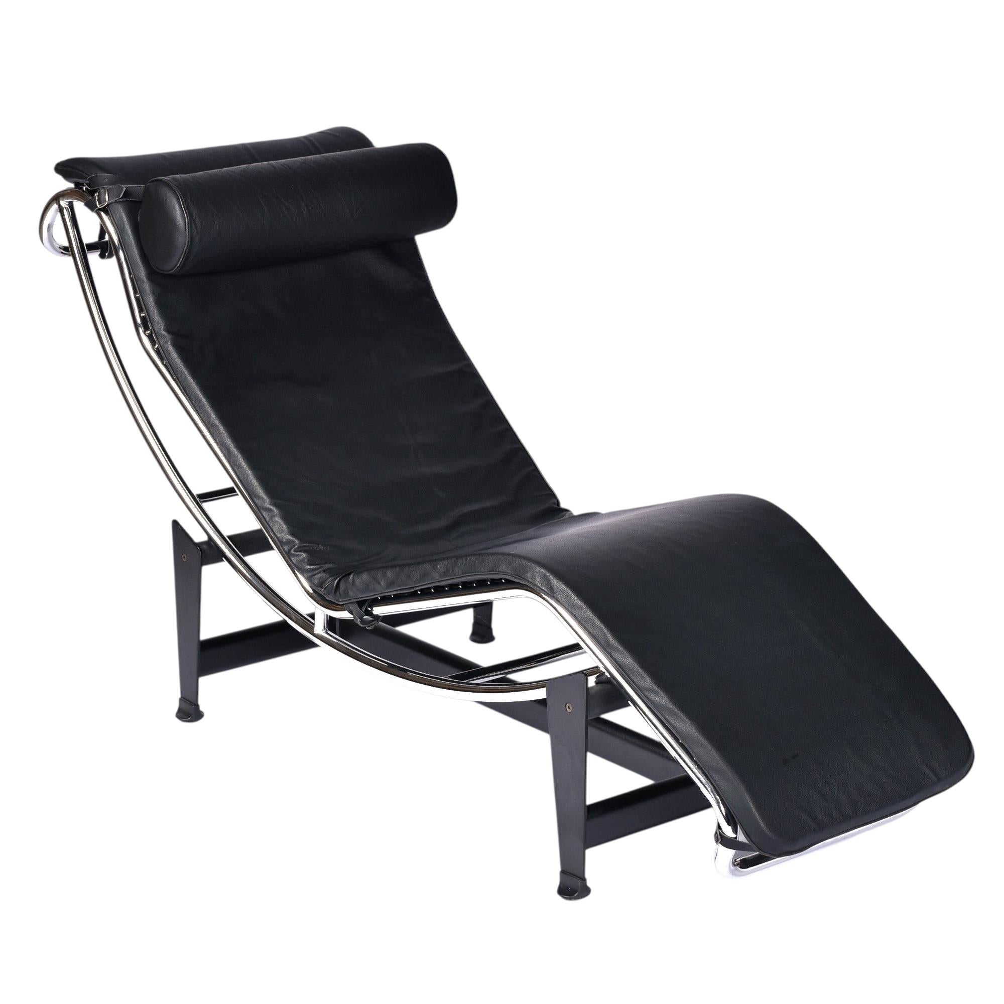 Riproduzione in stile Le Corbusier Lc4 della chaise longue regolabile in pelle nera In condizioni buone in vendita a Chattanooga, TN