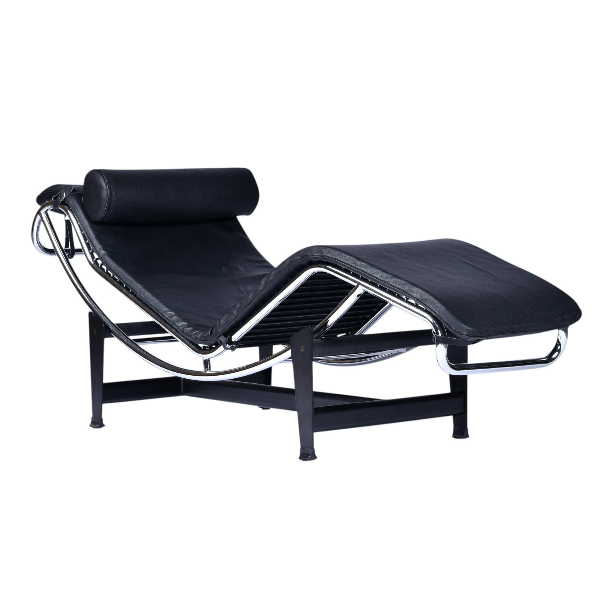 Fine XX secolo Riproduzione in stile Le Corbusier Lc4 della chaise longue regolabile in pelle nera in vendita