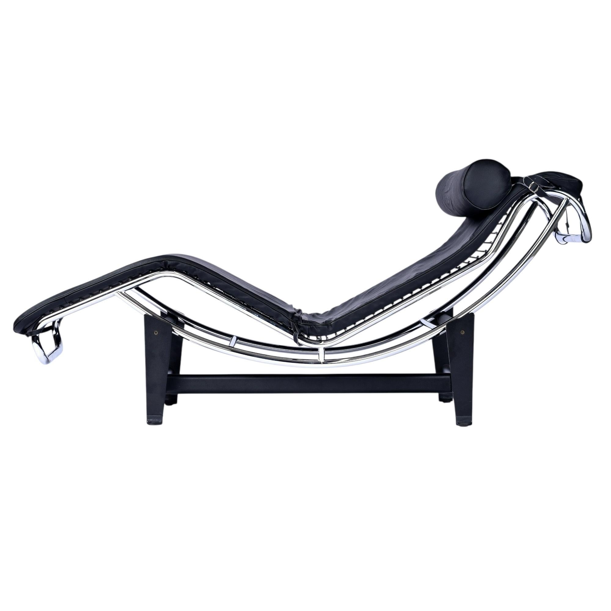 Pelle Riproduzione in stile Le Corbusier Lc4 della chaise longue regolabile in pelle nera in vendita