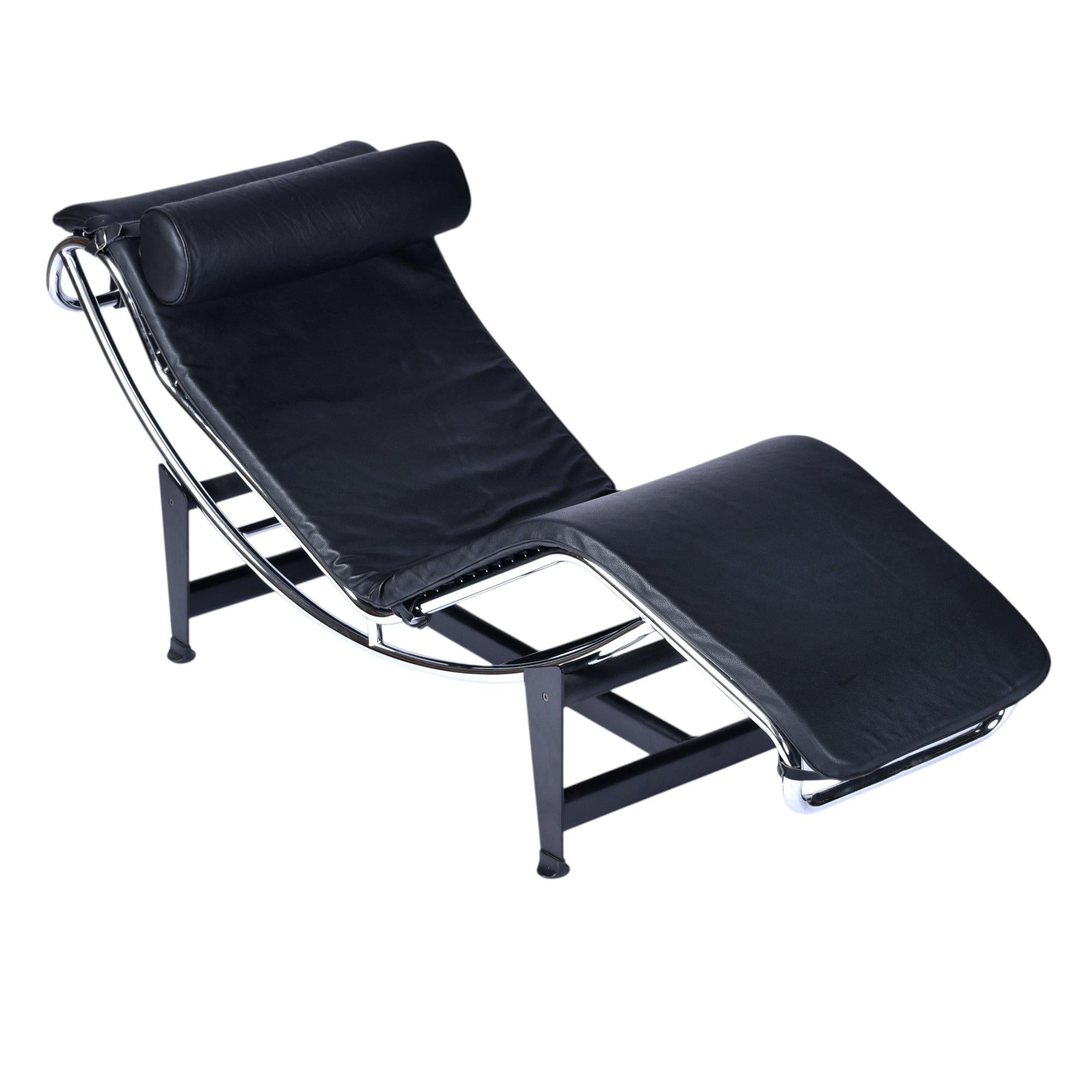 Riproduzione in stile Le Corbusier Lc4 della chaise longue regolabile in pelle nera in vendita 1