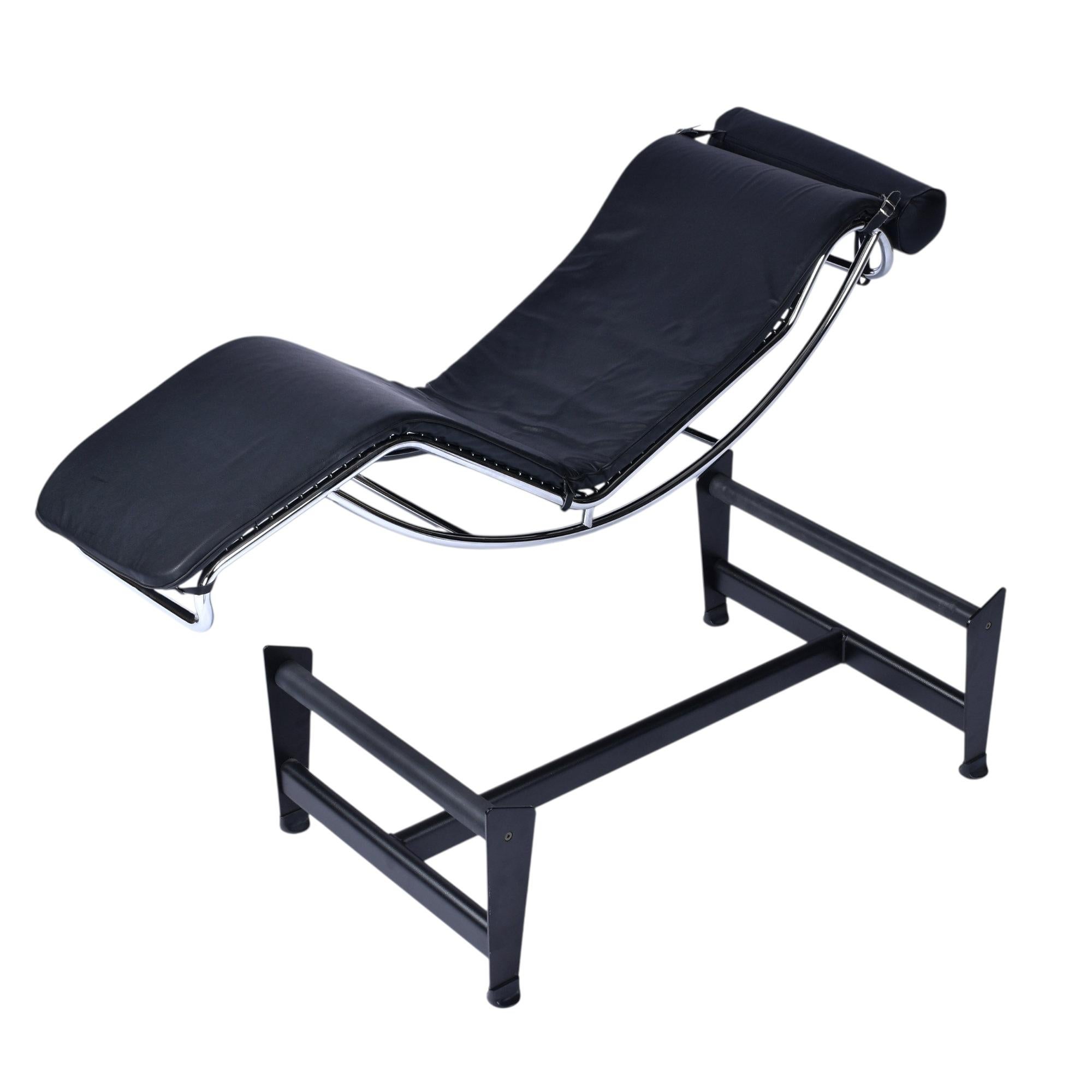 Riproduzione in stile Le Corbusier Lc4 della chaise longue regolabile in pelle nera in vendita 2