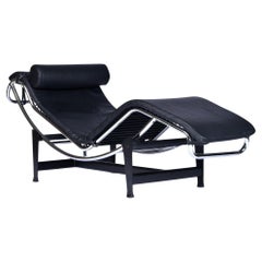 Riproduzione in stile Le Corbusier Lc4 della chaise longue regolabile in pelle nera