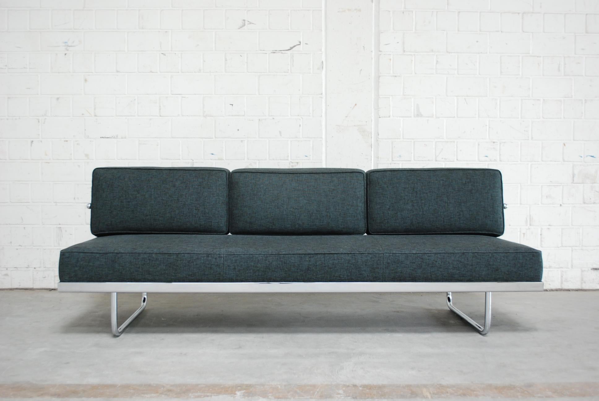 Dieses dreisitzige Sofa LC5 F wurde von Le Corbusier 1934 entworfen und von Cassina 1998 hergestellt.
Das Gestell besteht aus verchromtem Stahlrohr und ist mit einem schönen grünen Stoff von Kvadrat Halingdal bezogen.
Die Rückenkissen können mit