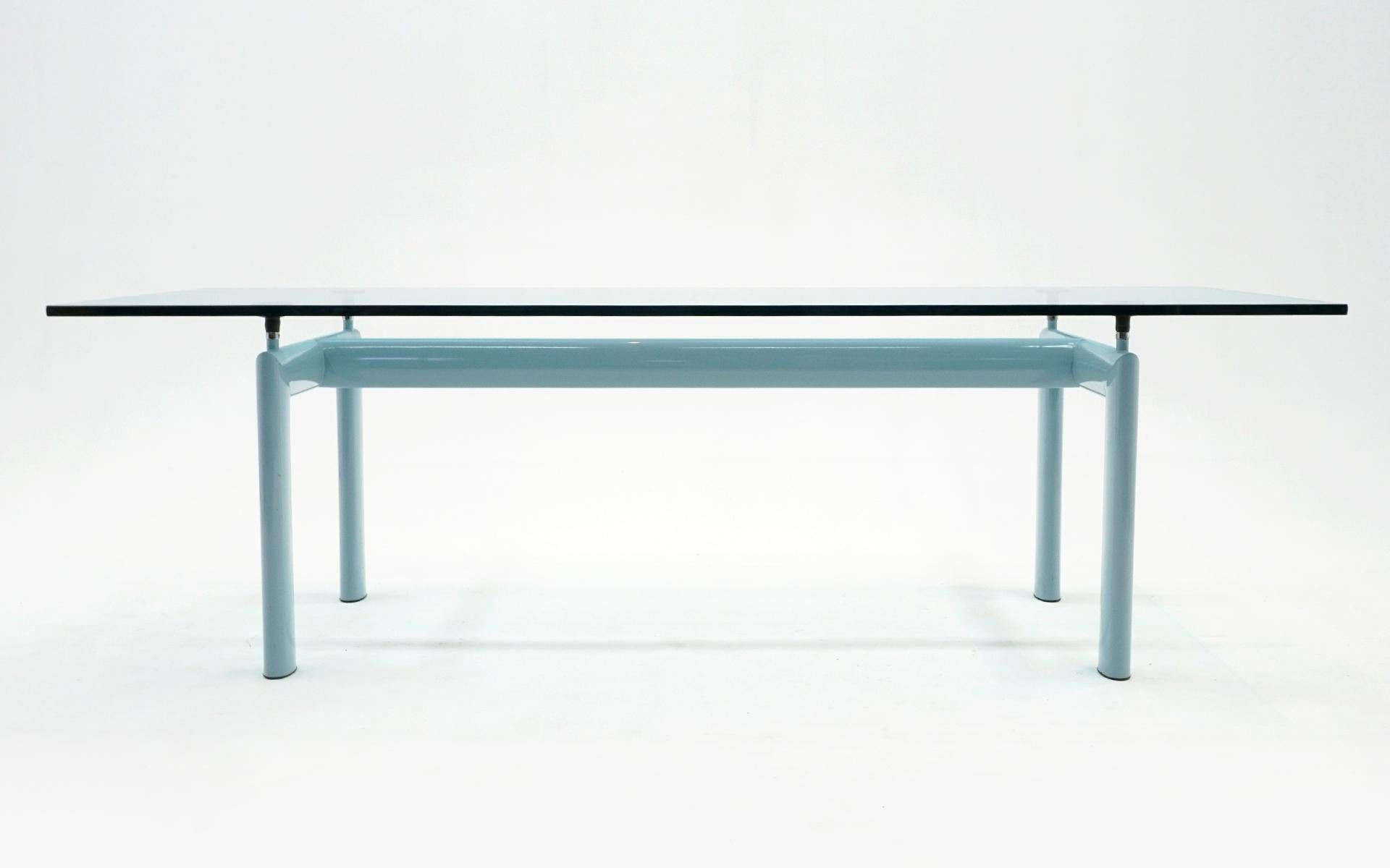 Table de salle à manger LC 6 conçue par Le Corbusier pour Cassina. Cadre original bleu clair et verre trempé épais. Pas d'éclats ni de réparations. Quelques légères rayures sur le verre et quelques petits éclats de peinture sur la base (voir