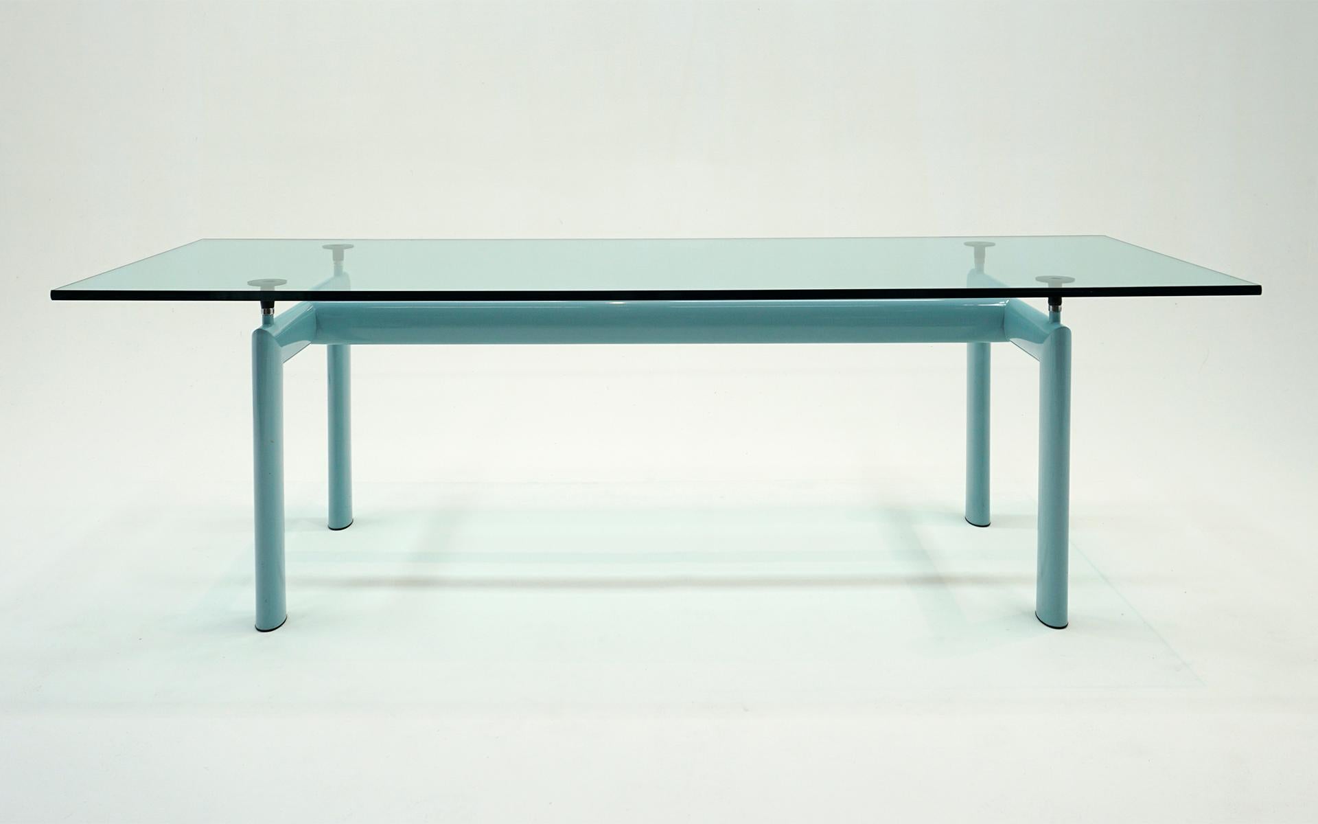 Table de salle à manger LC 6 conçue par Le Corbusier pour Cassina. Cadre original bleu clair et verre trempé épais.   Quelques légères rayures sur le verre, quelques petits éclats de peinture sur la base et un éclat de piqûre de puce très difficile