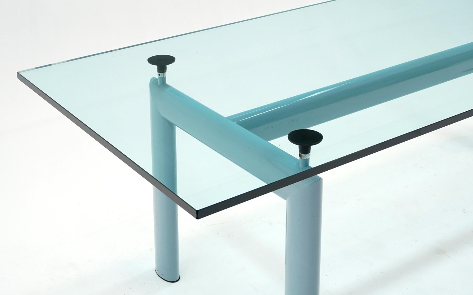 italien Le Corbusier LC6 Table de salle à manger pour Cassina, finition bleue originale et verre