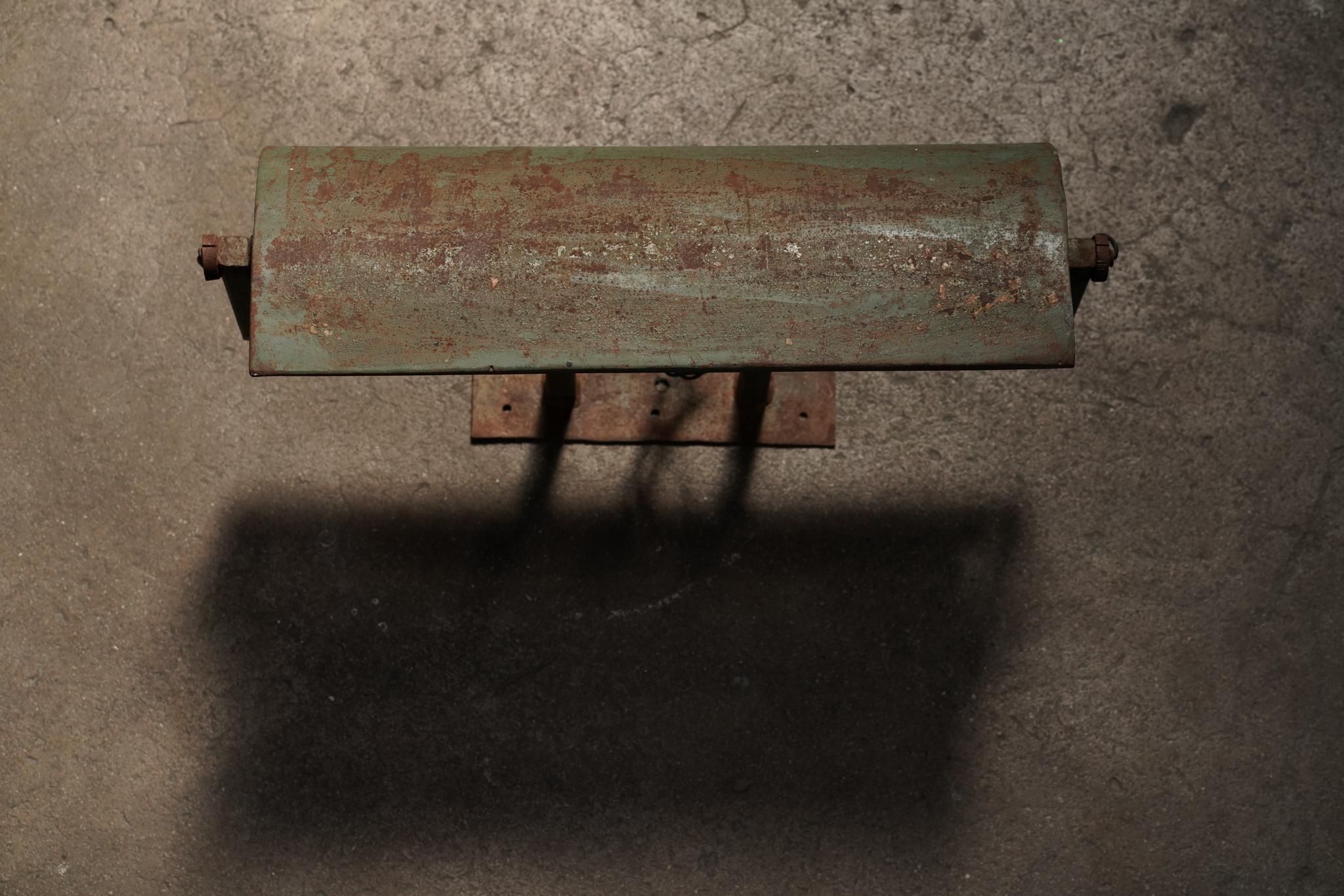 Una sorprendente pieza de la historia del diseño de la Francia de los años 50. El aplique LCII de 
Le Corbusier encarna la elegancia arquitectónica con sus líneas limpias y su forma escultural. 

La placa trasera mide 10