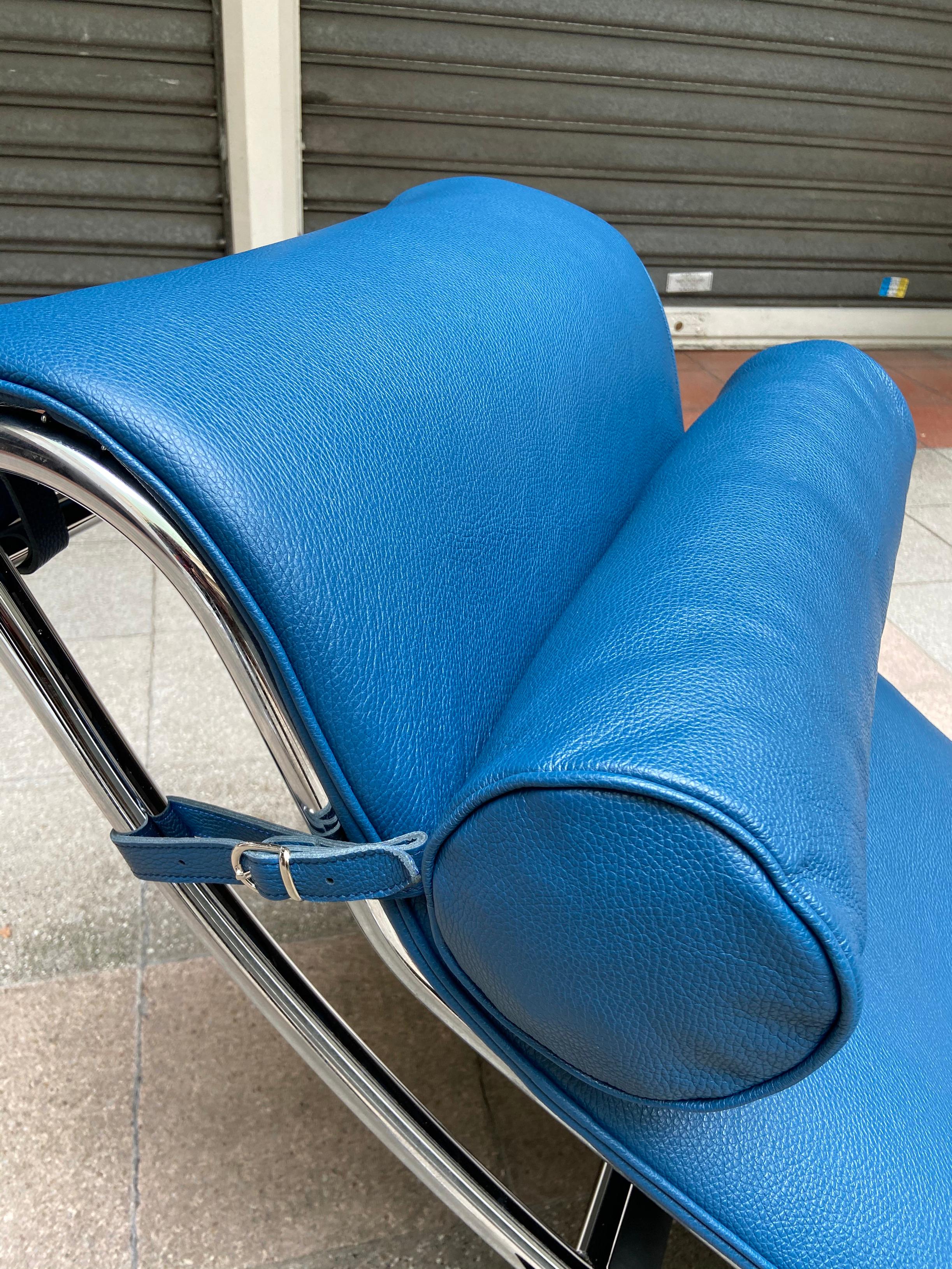 Chaise longue LC4 Poney blue leather - Le Corbusier and Charlotte Perriand 
Cassina Edition
2016
Engraved and numbered 
Sold with its certificate 
Blue grained leather
Measures: D 157 cm W 55 cm H 71 cm
2700€.