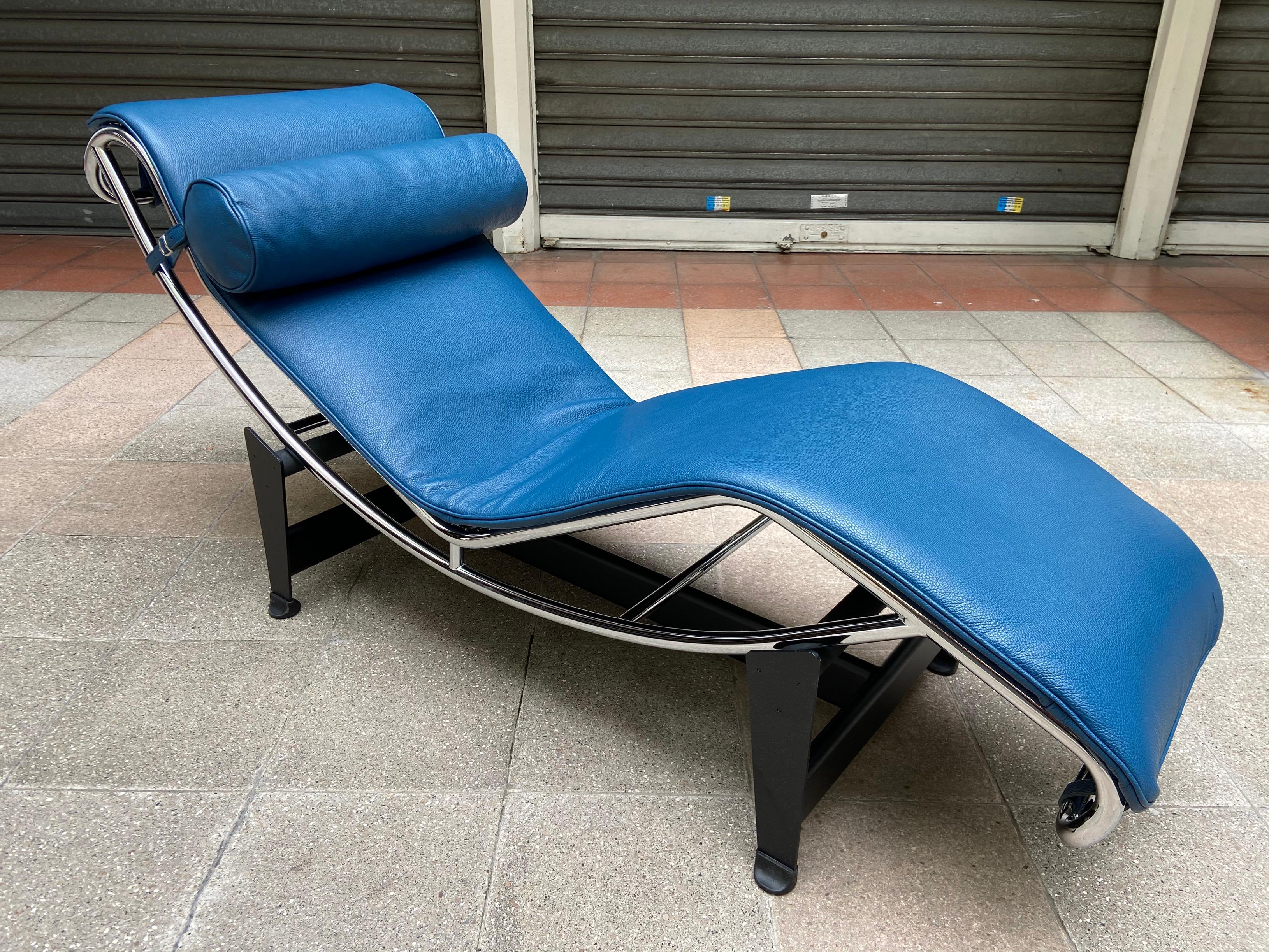 Le Corbusier Lounge Armchair LC4 Cassina Edition, Blue In Excellent Condition In Saint Ouen, FR