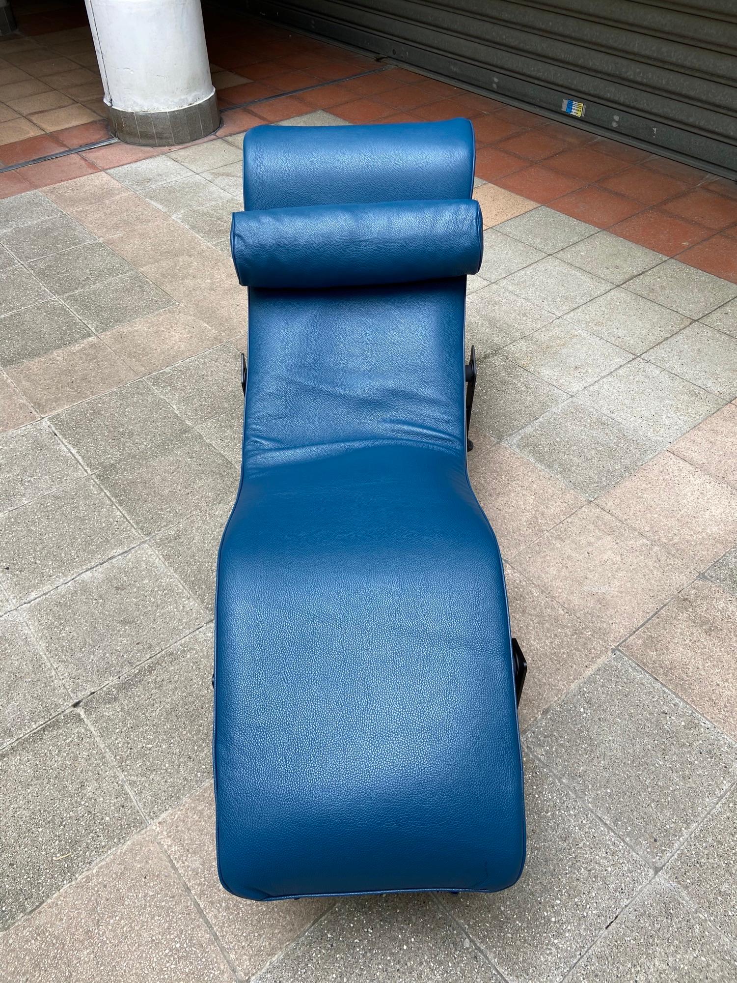 Leather Le Corbusier Lounge Armchair LC4 Cassina Edition, Blue