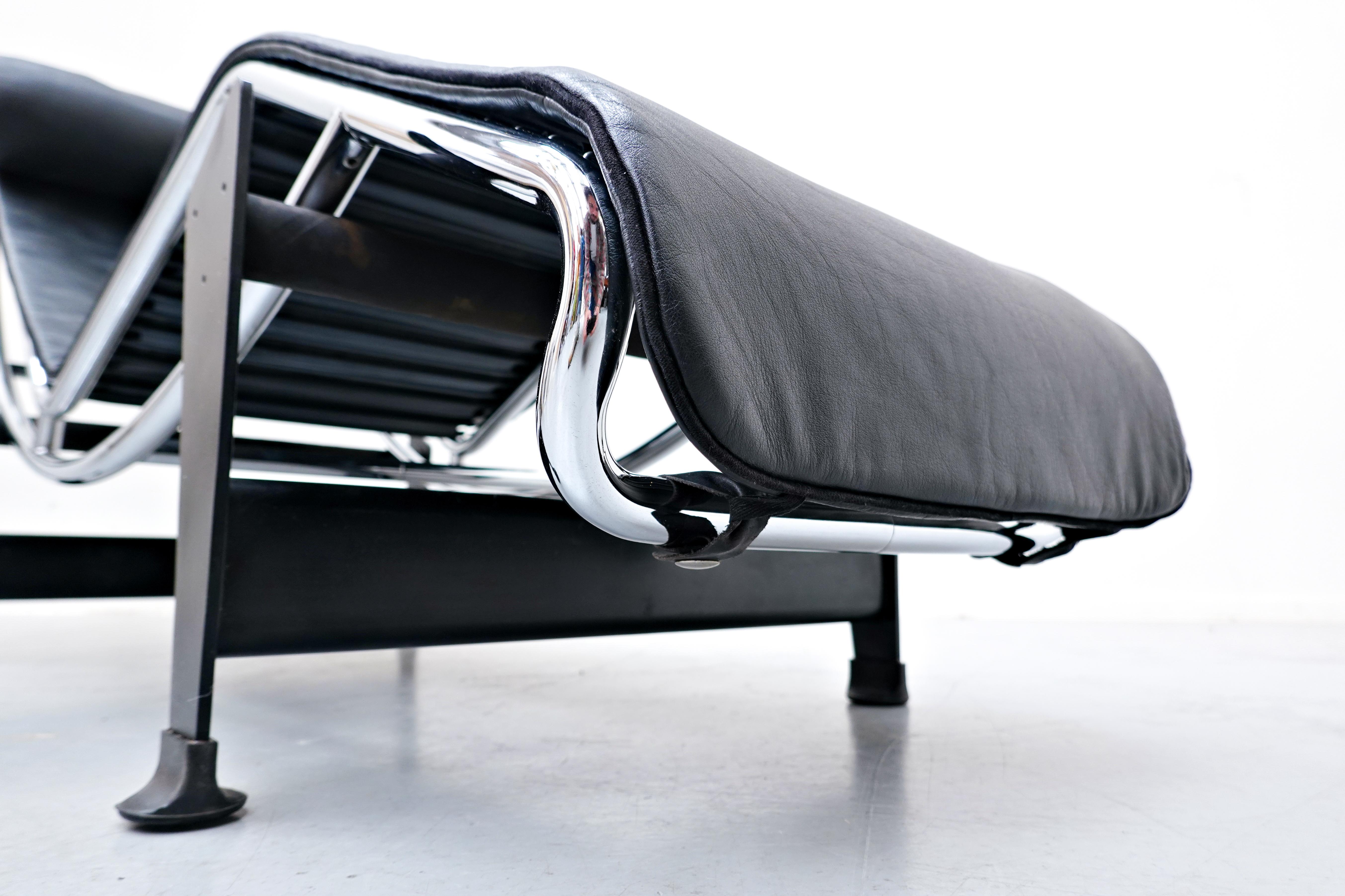 Le Corbusier Lounge Chair LC4 Black Leather for Cassina In Good Condition In Brussels, BE