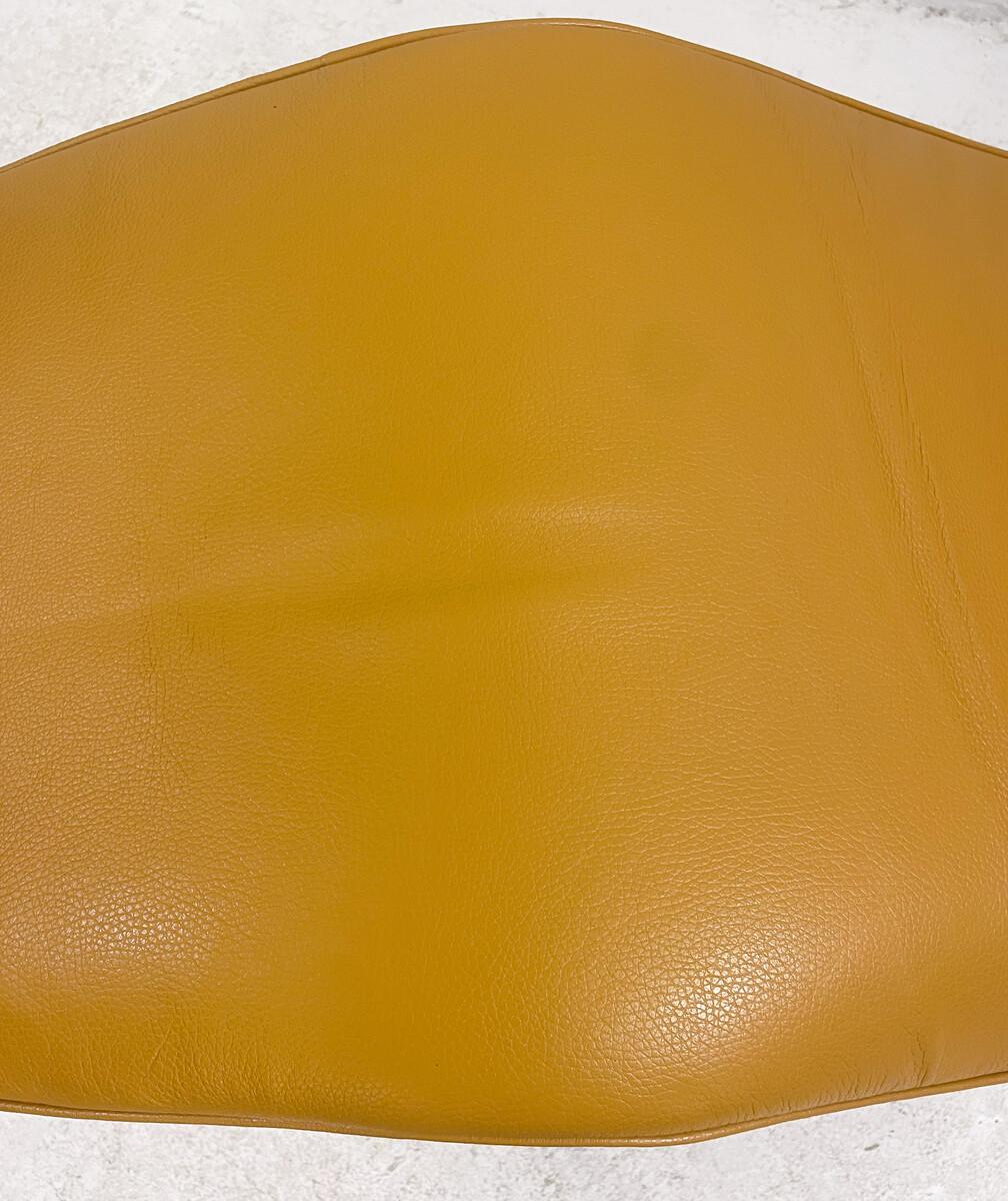 Italian Le Corbusier Lounge Chair LC4 For Cassina, Cognac Leather, Italy For Sale