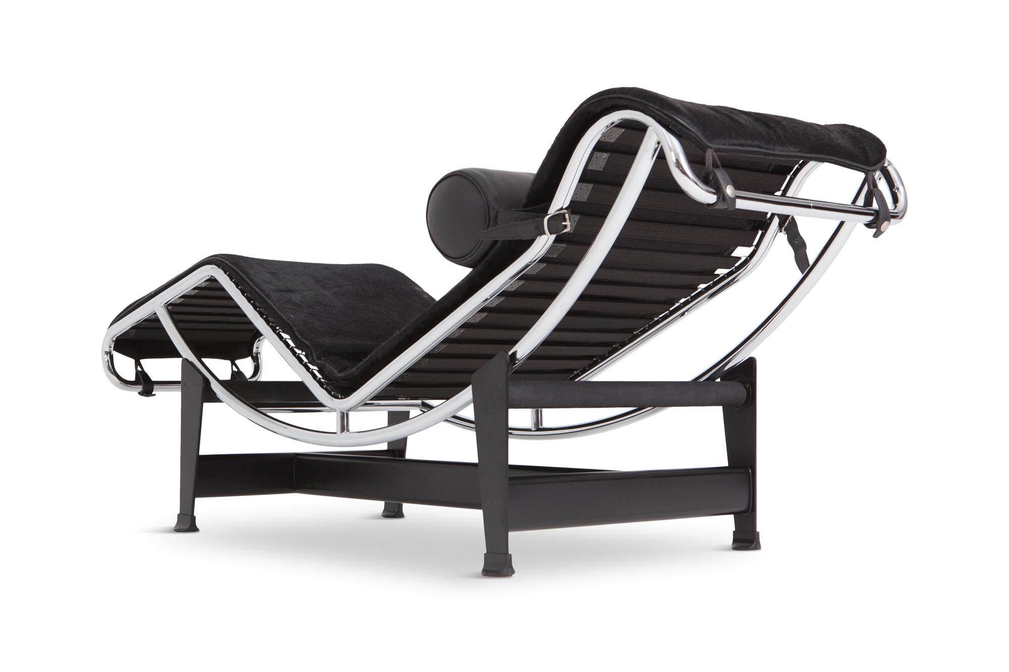 Le Corbusier Lounge Chair LC4 Pony Hide Black for Cassina In Good Condition In Antwerp, BE