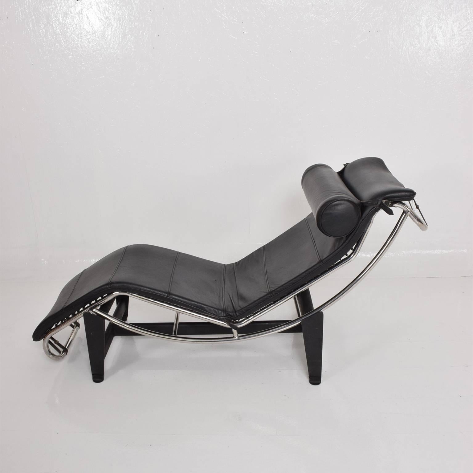 For your consideration a lounge chaise chair Designed by Le Corbusier.
Black leather with chrome base. 
Unmarked. No label present from the maker.
Dimensions: 29