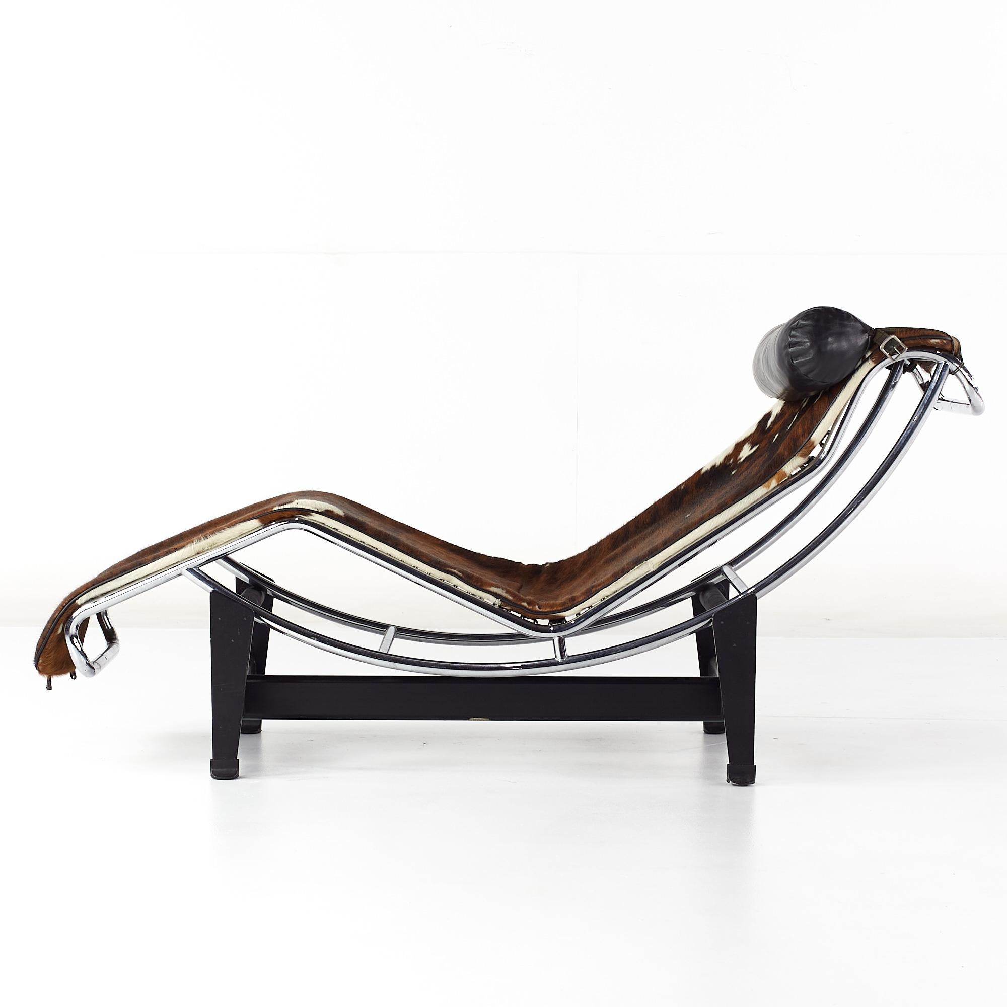 Le Corbusier Midcentury LC4 Cowhide Chaise Lounge Chair In Good Condition In Countryside, IL