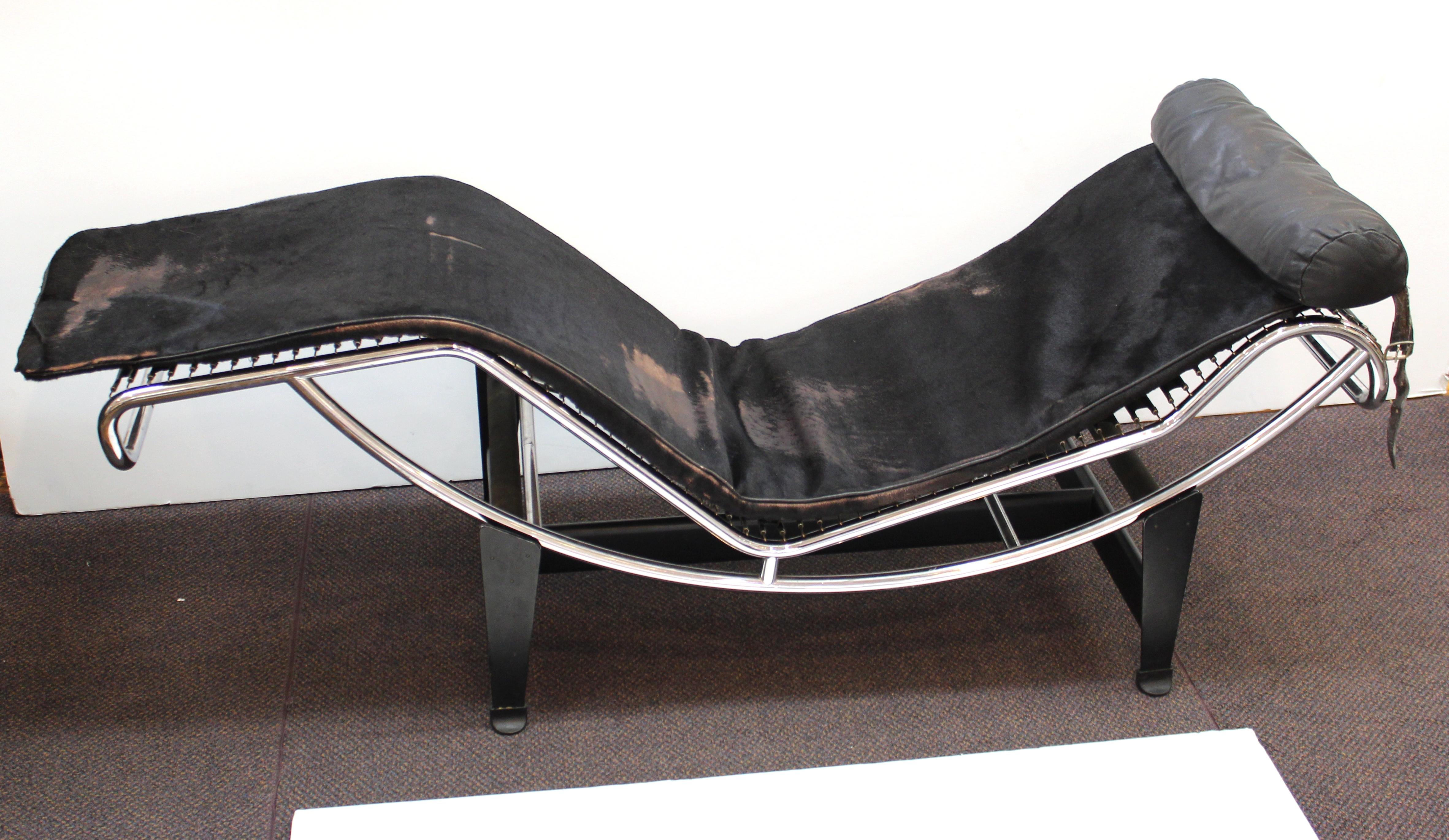 Le Corbusier Modernist LC4 Chaise Lounge with Leather Cushion In Good Condition In New York, NY