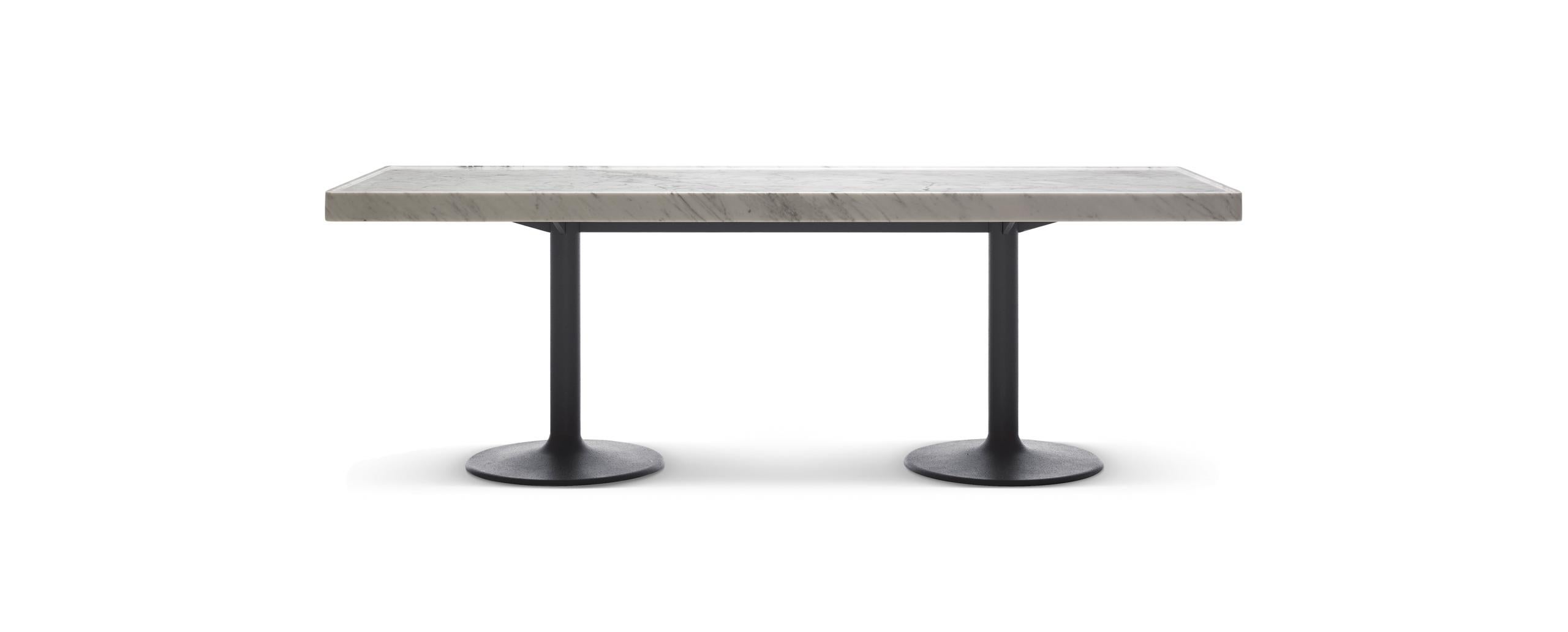 Table conçue par Le Corbusier, Pierre Jeanneret, Charlotte Perriand en 1935. Relancé par Cassina en 1985. Fabriqué par Cassina en Italie.

Conçue par Le Corbusier, Charlotte Perriand et Pierre Jeanneret, la table LC 11-P était disponible en deux