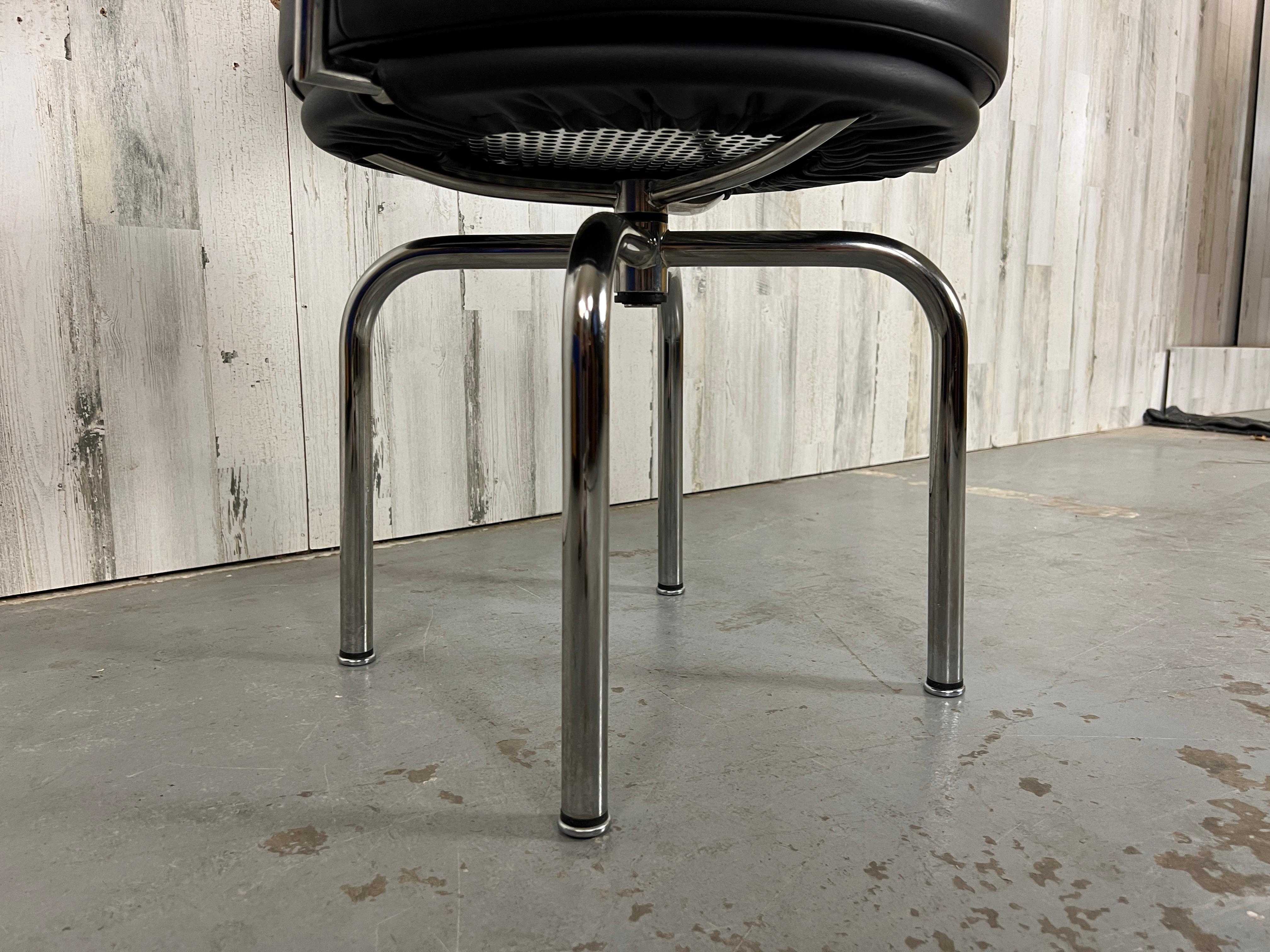 Cuir Chaise pivotante LC7 de Le Corbusier, Perriand et Jeanneret pour Cassina