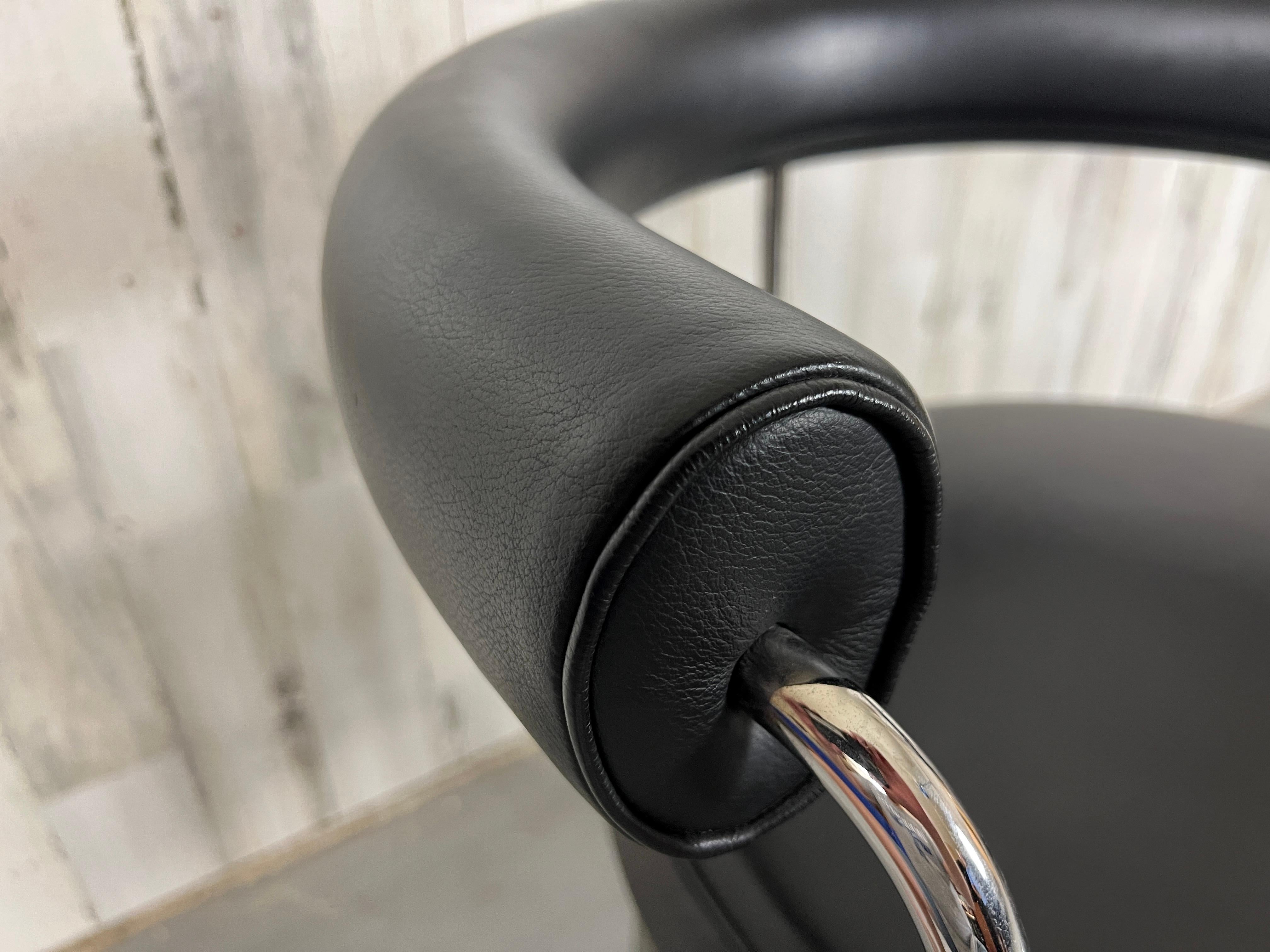 Chaise pivotante LC7 de Le Corbusier, Perriand et Jeanneret pour Cassina 1