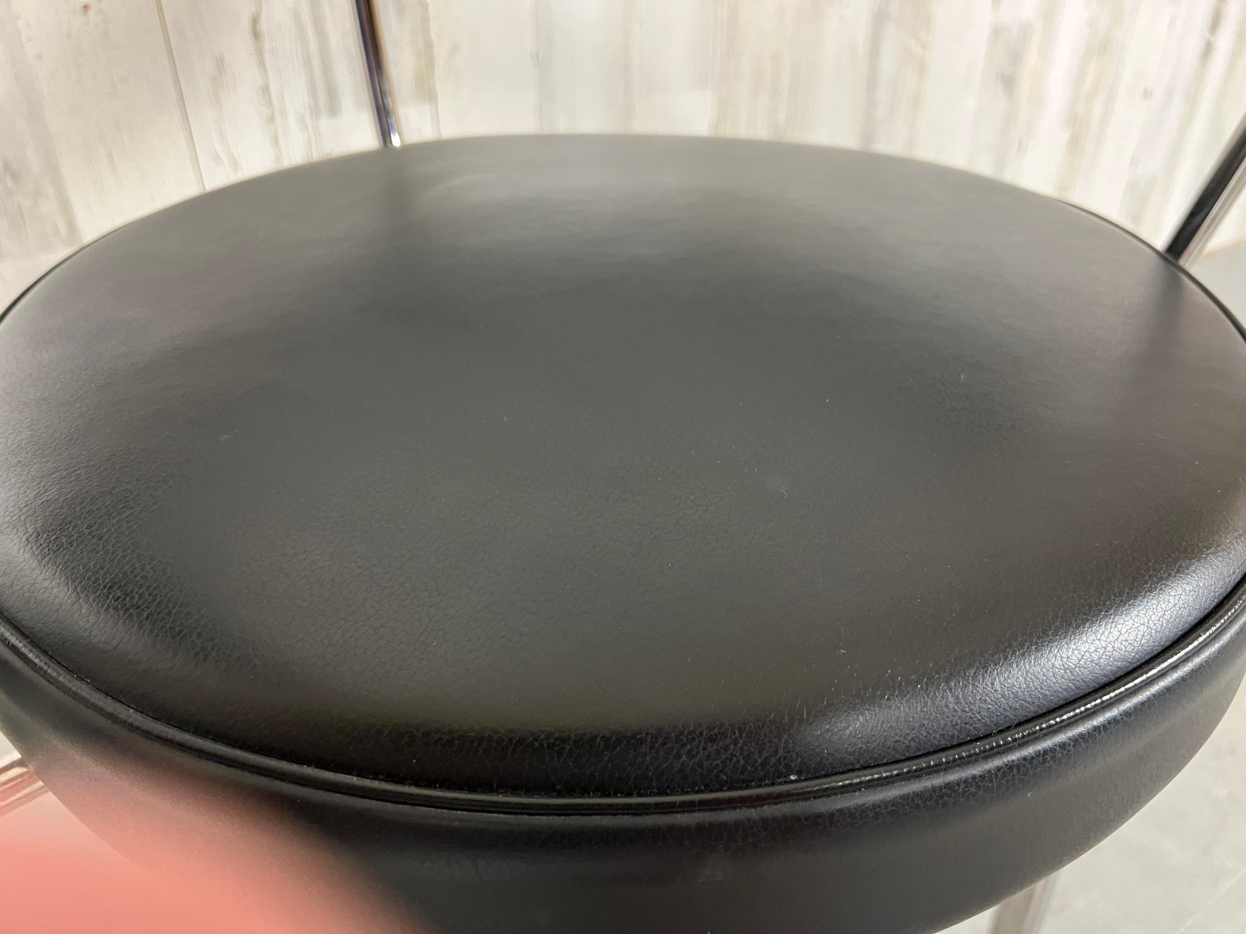 Chaise pivotante LC7 de Le Corbusier, Perriand et Jeanneret pour Cassina 2